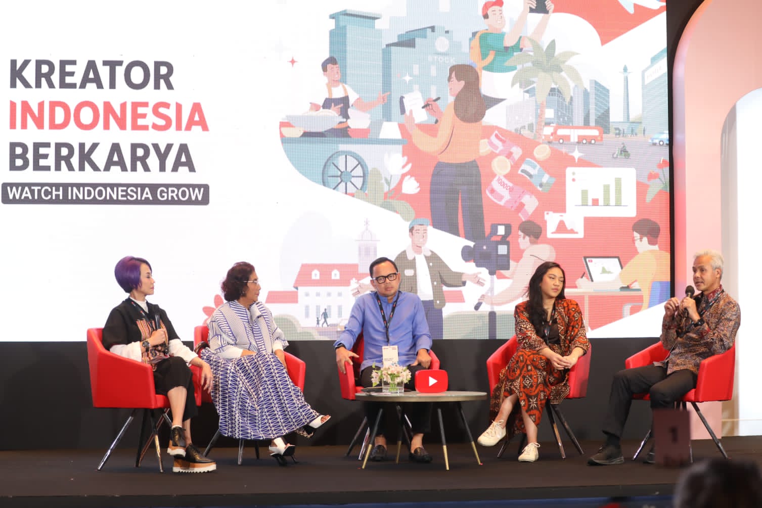Gubernur Jateng Ganjar Pranowo saat menjadi narasumber dalam Talkshow Indonesia Berkarya yang diselenggarakan Google Indonesia, di Jakarta, 