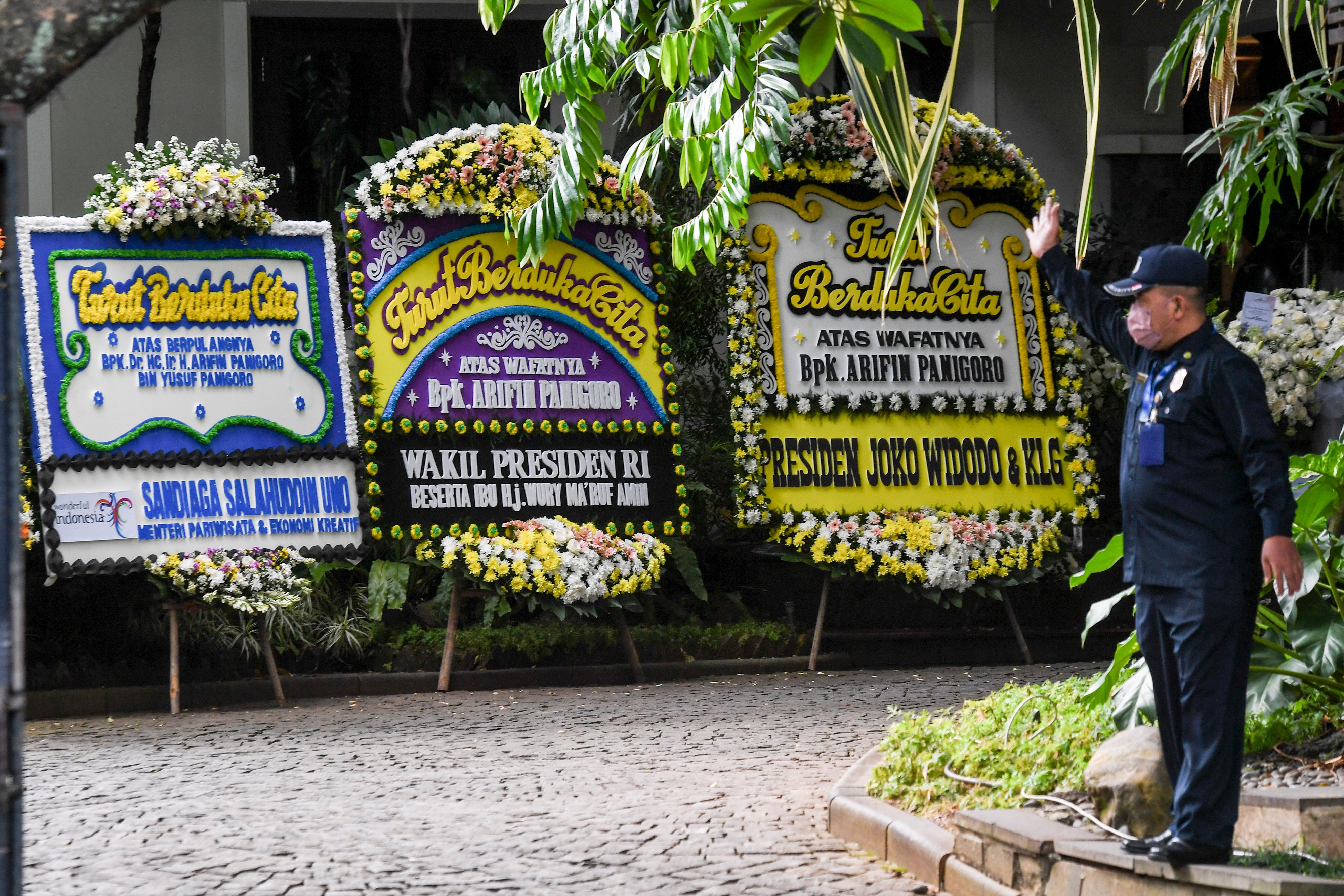 Ilustrasi--Karangan buka ucapan duka cita  ditempatkan di halaman rumah duka almarhum Arifin Panigoro di Griya Jenggala, Jakarta.