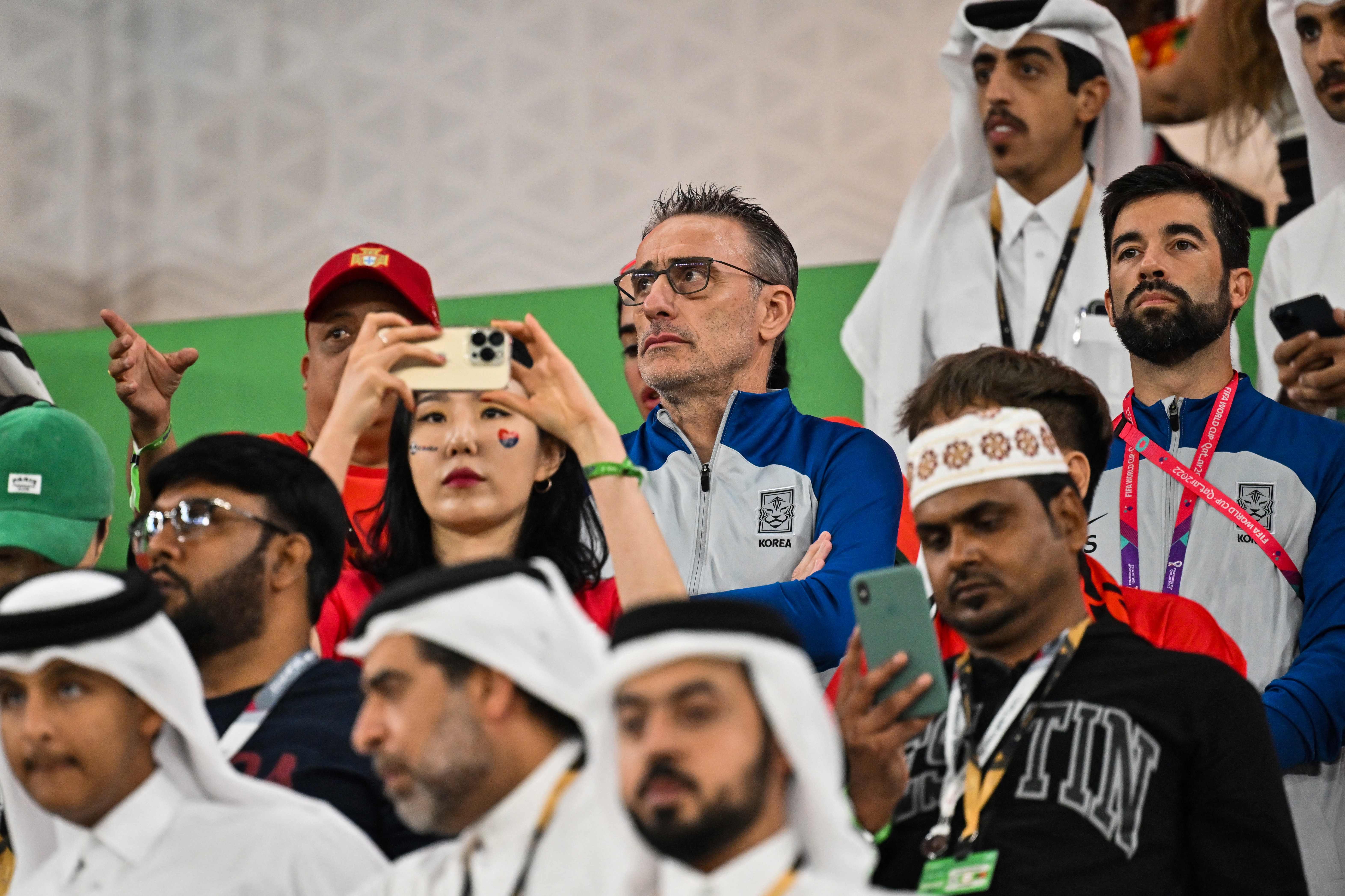 Pelatih Paulo Bento duduk di tribune setelah menerima kartu merah kala mendampingi timnas Korsel pada laga penyisihan grup Piala Dunia 2022.
