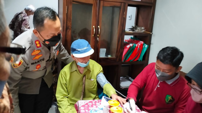 Kapolres Sukoharjo AKB Wahyu Nugroho S mengawasi jalannya pemeriksaan kesehatan gratis di gereja