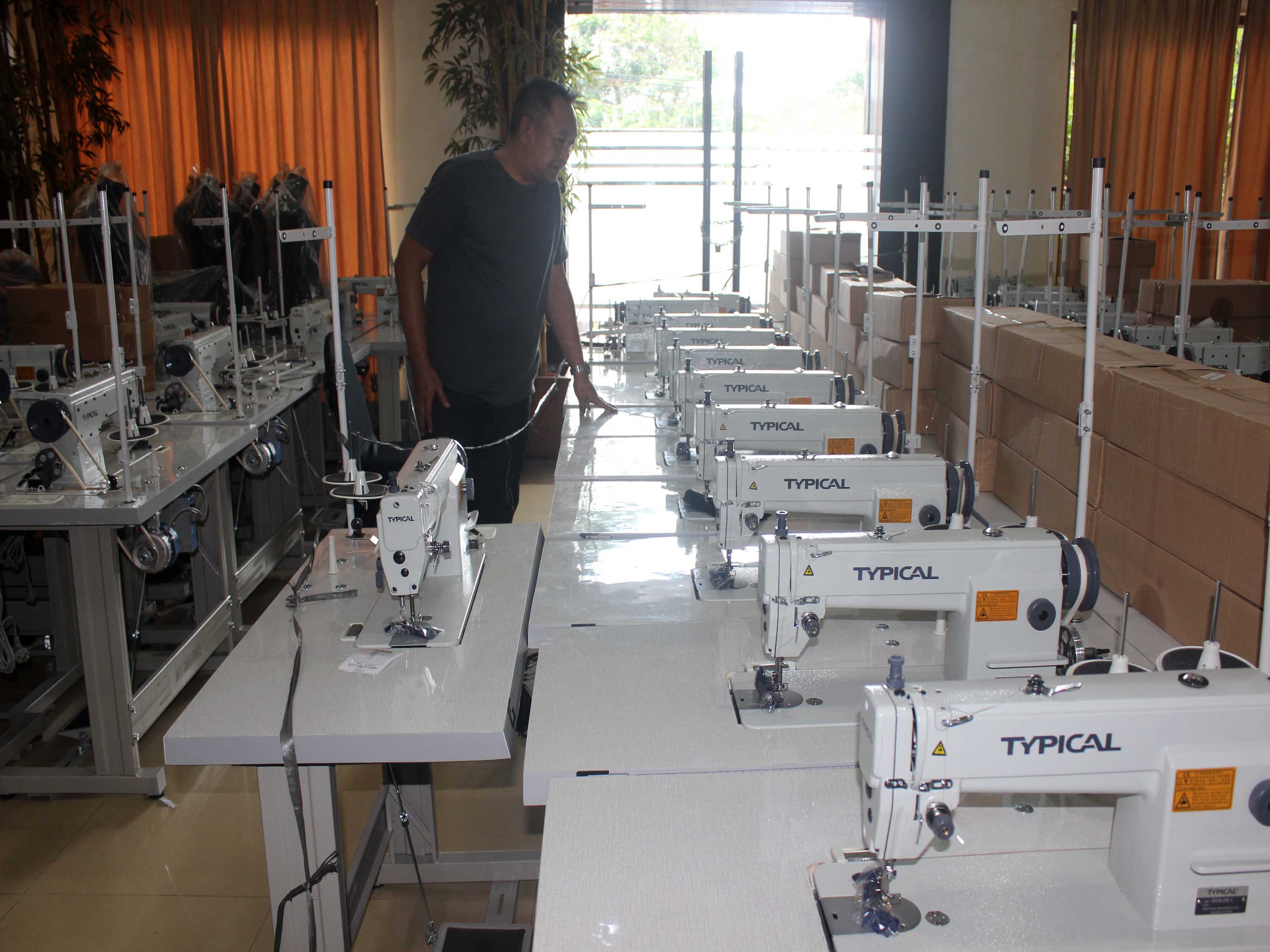 Mesin jahit bantuan Pemkot Malang, Jawa Timur untuk pekerja.