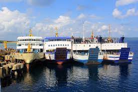 Sejumlah armada milik PT ASDP Indonesia Fery Cabang Kupang sandar di dermaga Pelabuhan Bolok, Kupang, NTT.