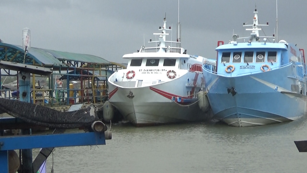 Kapal penyebrangan dari Jepara ke Pulau Karimunjawa tertahan gelombang tinggi, di Pelabuhan Penyebrangan Kapal Kartini, Minggu (25/12/2022).