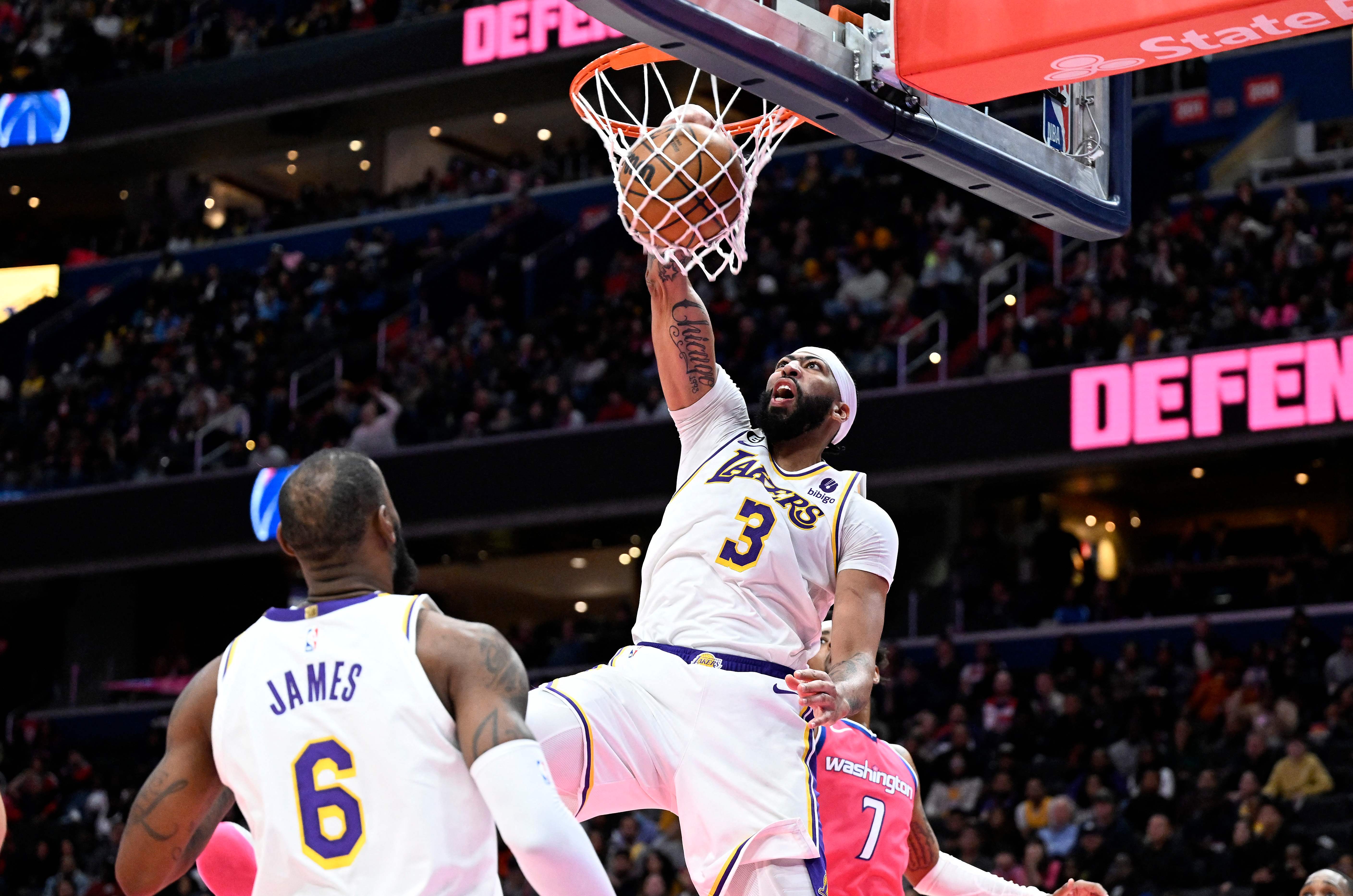 Center Los Angeles Lakers Anthony Davis melakukan slam dunk dalam laga NBA melawan Washington Wizards.