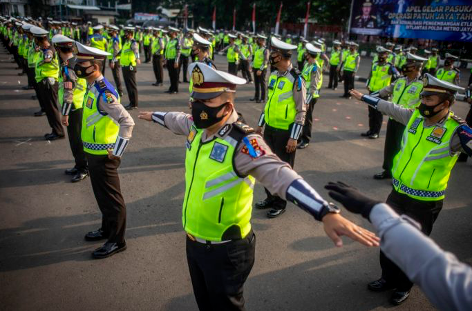 Polisi Lalu Lintas mengikuti apel di Polda Metro Jaya.