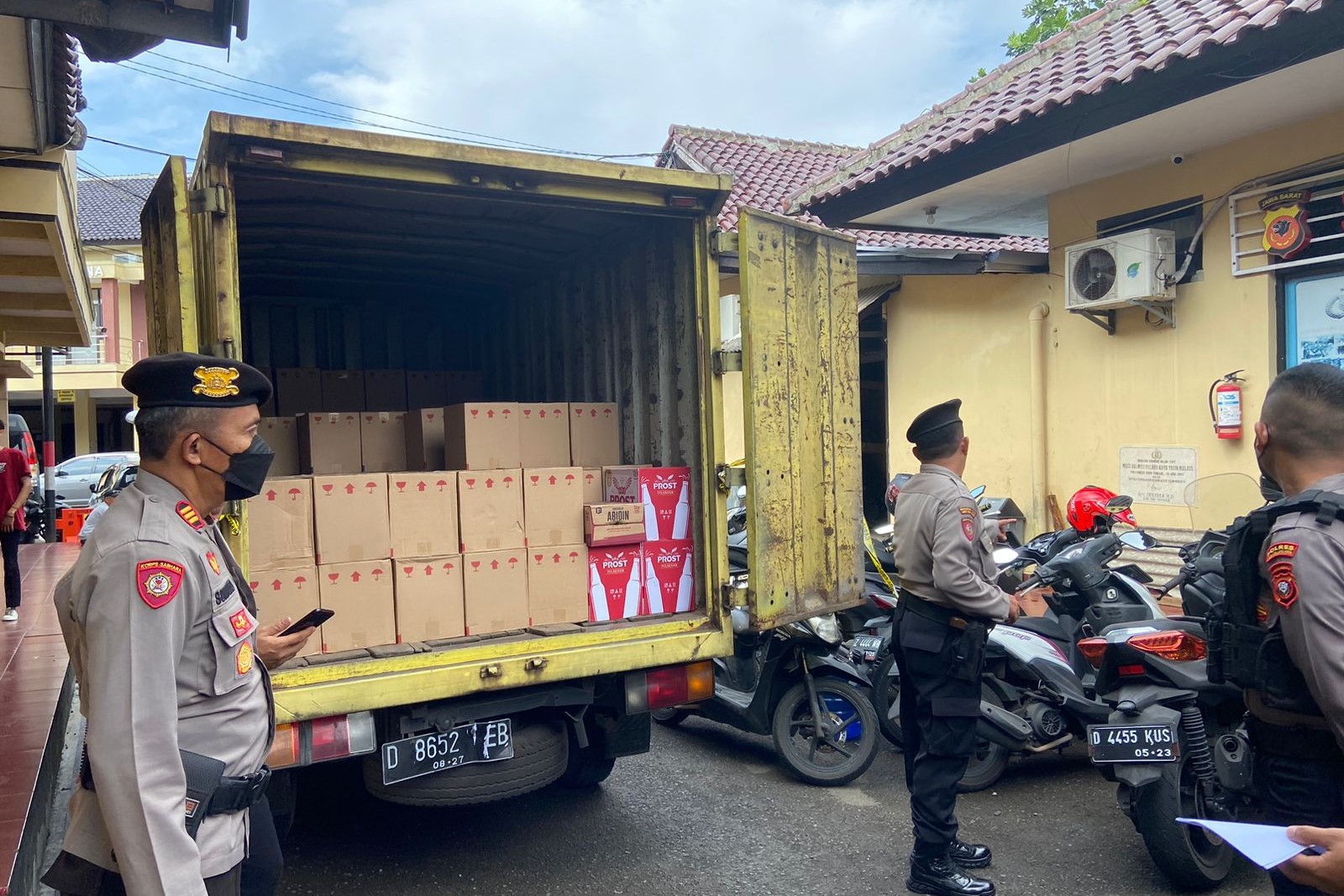 Truk yang berisi ribuan botol miras.