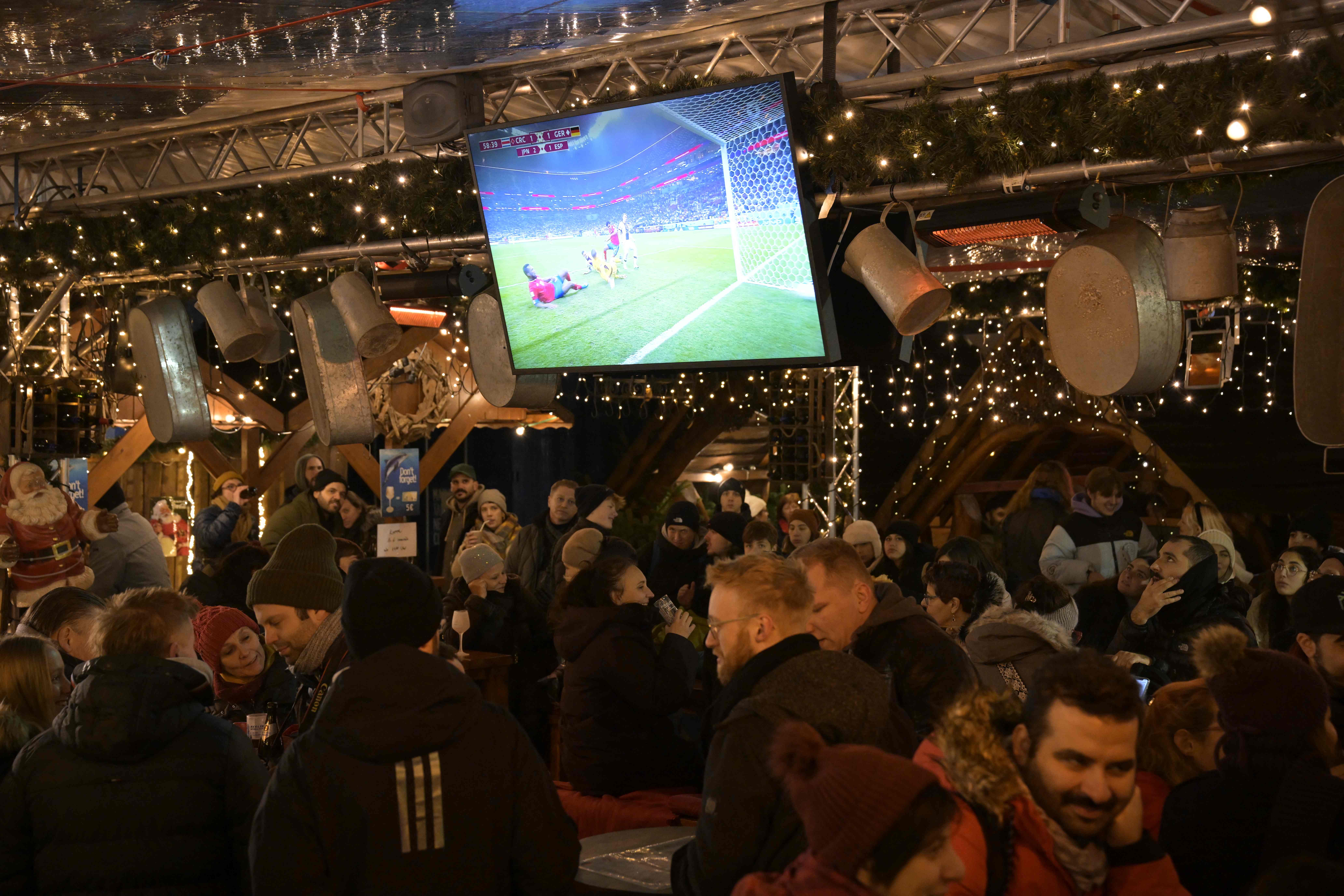 Sejumlah warga Jerman menonton laga Piala Dunia 2022 antara Jerman dan Kosta Rika di sebuah bar di Berlin.