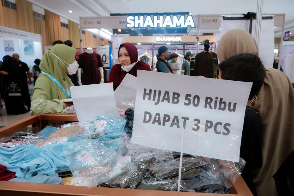 Muslim Life Fair 2022 Bandung menghadirkan beragam produk dengan harga diskon, ada promosi dan hadiah.
