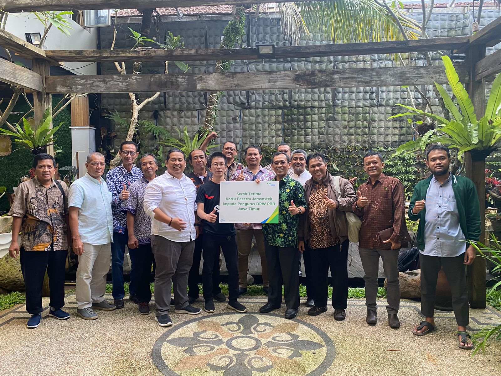 Penyerahan secara simbolis kartu peserta BPJS Ketenagakerjaan dari BPJAMSOSTEK Jakarta Kebayoran Baru kepada pengurus DPW PBB Jatim. 