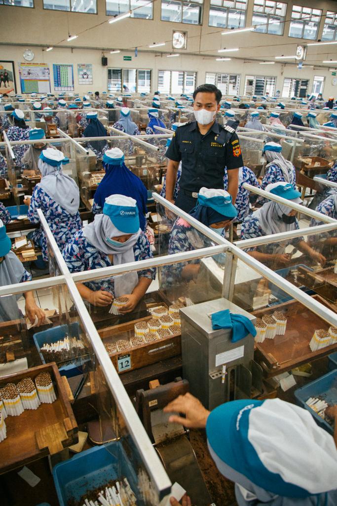 Petugas Bea Cukai melihat proses pembuatan rokok yang merupakan barang kena cukai
