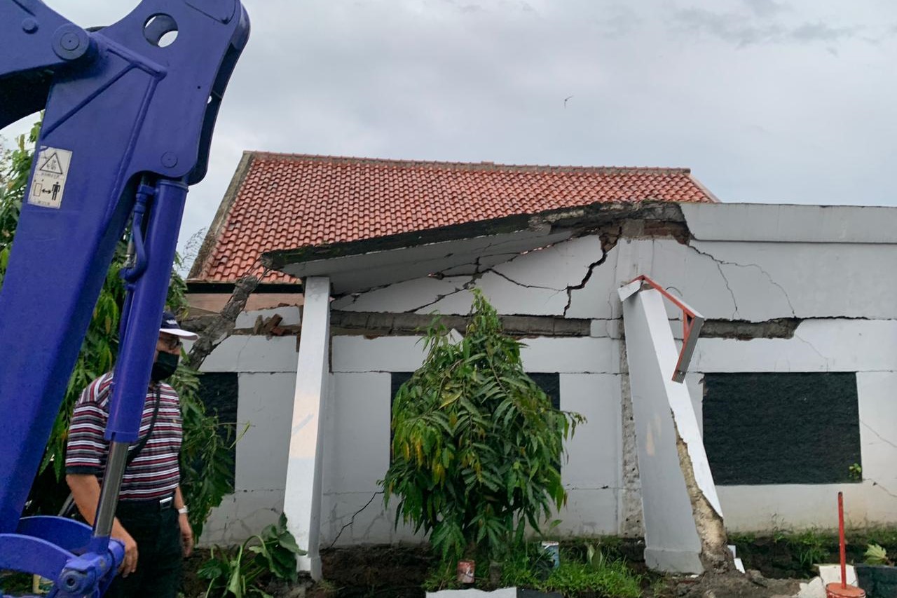 Tembok SPBU Rancabango Roboh Menimpa Dua Rumah