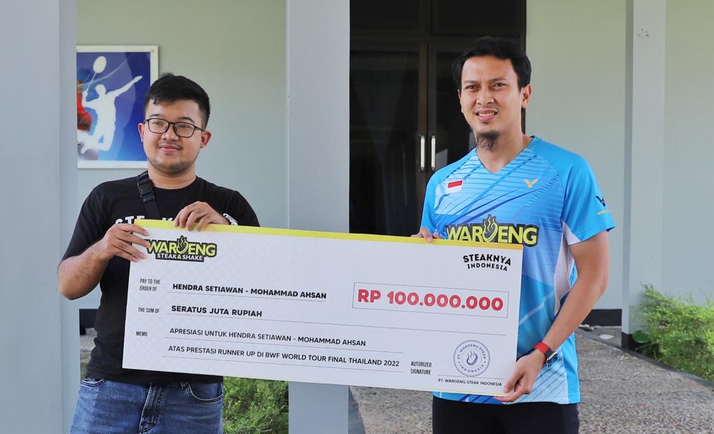 Pemain ganda putra bulu tangkis Mohammad Ahsan mendapat hadiah sebesar Rp100 juta atas prestasinya pada ajang BWF World Tour Finals 2022.