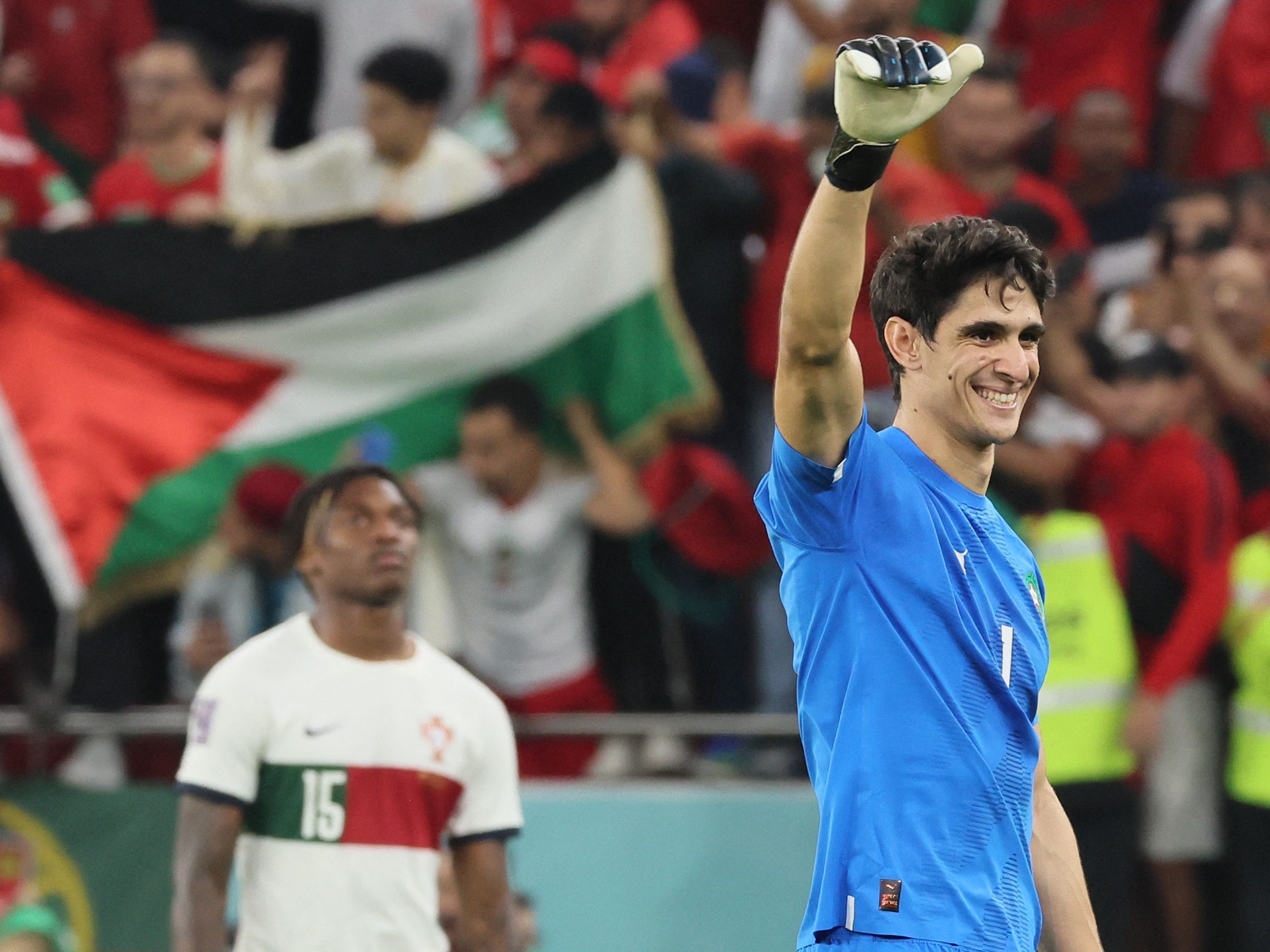 Kiper Maroko Yassine Bounou merayakan dengan pendukung setelah timnya memenangkan pertandingan sepak bola perempat final Piala Dunia Qatar.