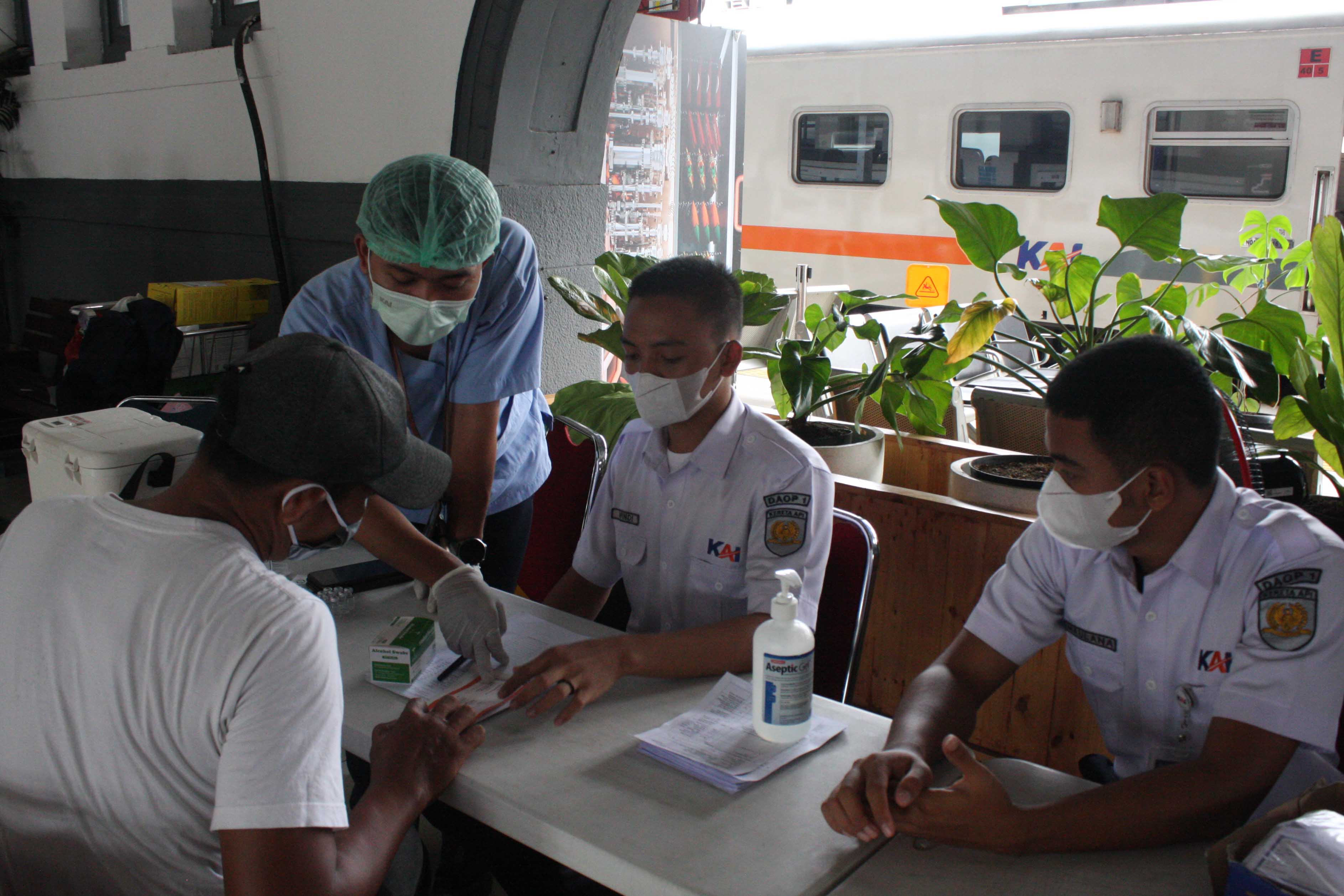 Penumpang akan menjalani Vaksinasi Booster sebelum melakukan perjalanan menggunakan Kereta di Stasiun Pasar Senen, Jakarta, Rabu(21/12/2022)