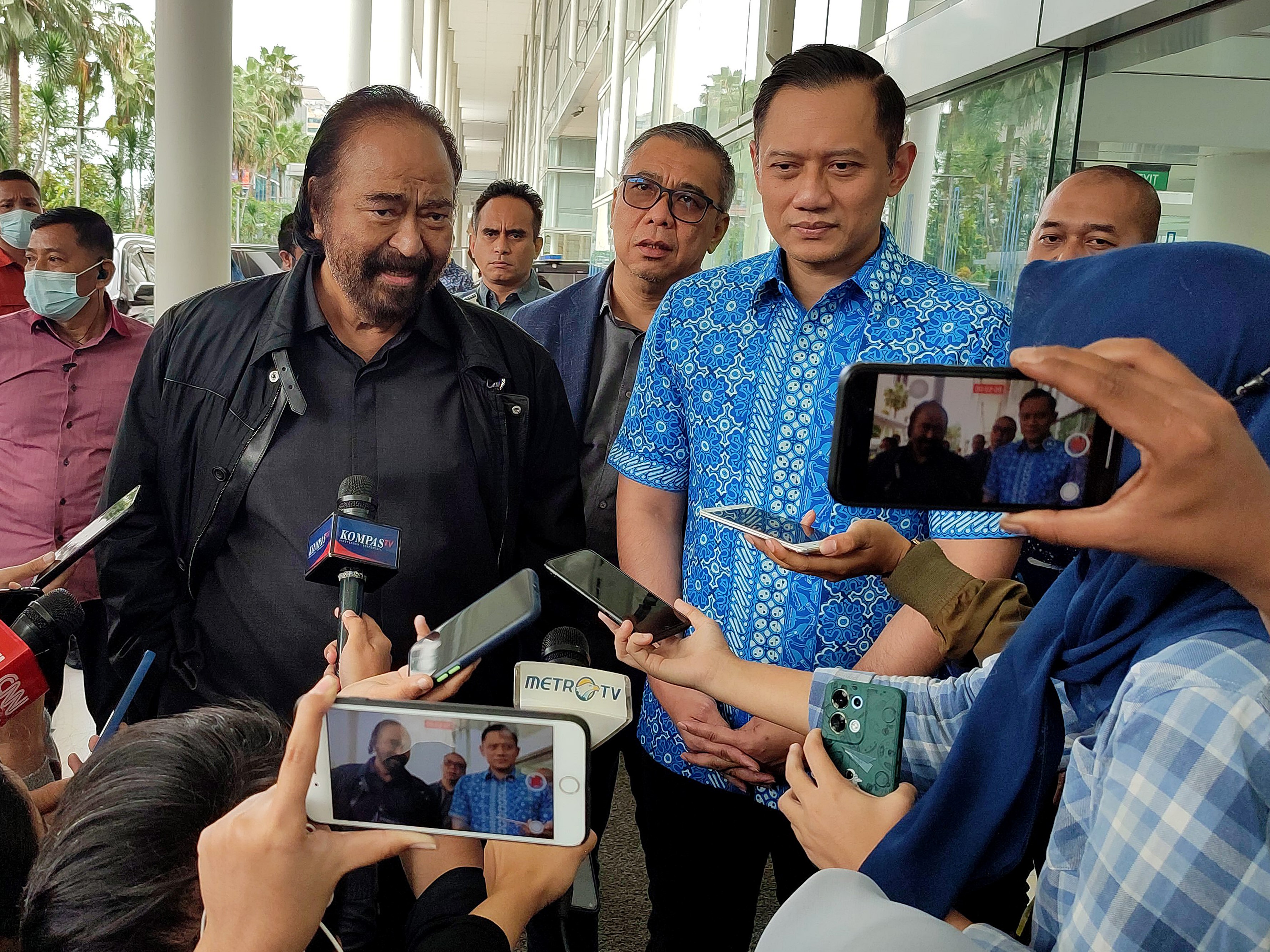 Ketua Umum Partai NasDem Surya Paloh (kiri) didampingi Ketua Umum Partai Demokrat Agus Harimurti Yudhoyono menjawab pertanyaan wartawan.