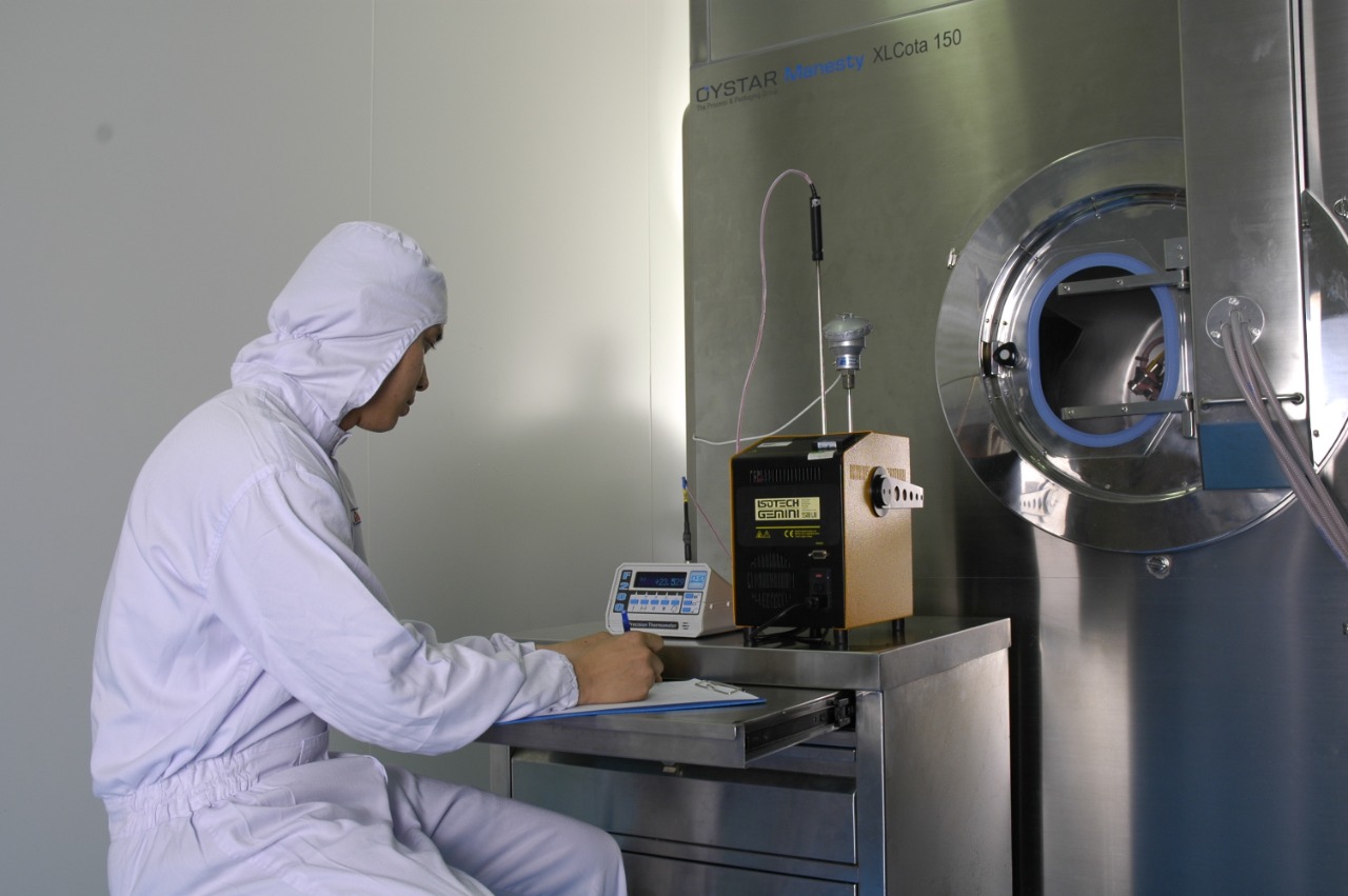 Proses produksi obat di perusahaan Dexa Group dengan menerapkan sesuai ketentuan.