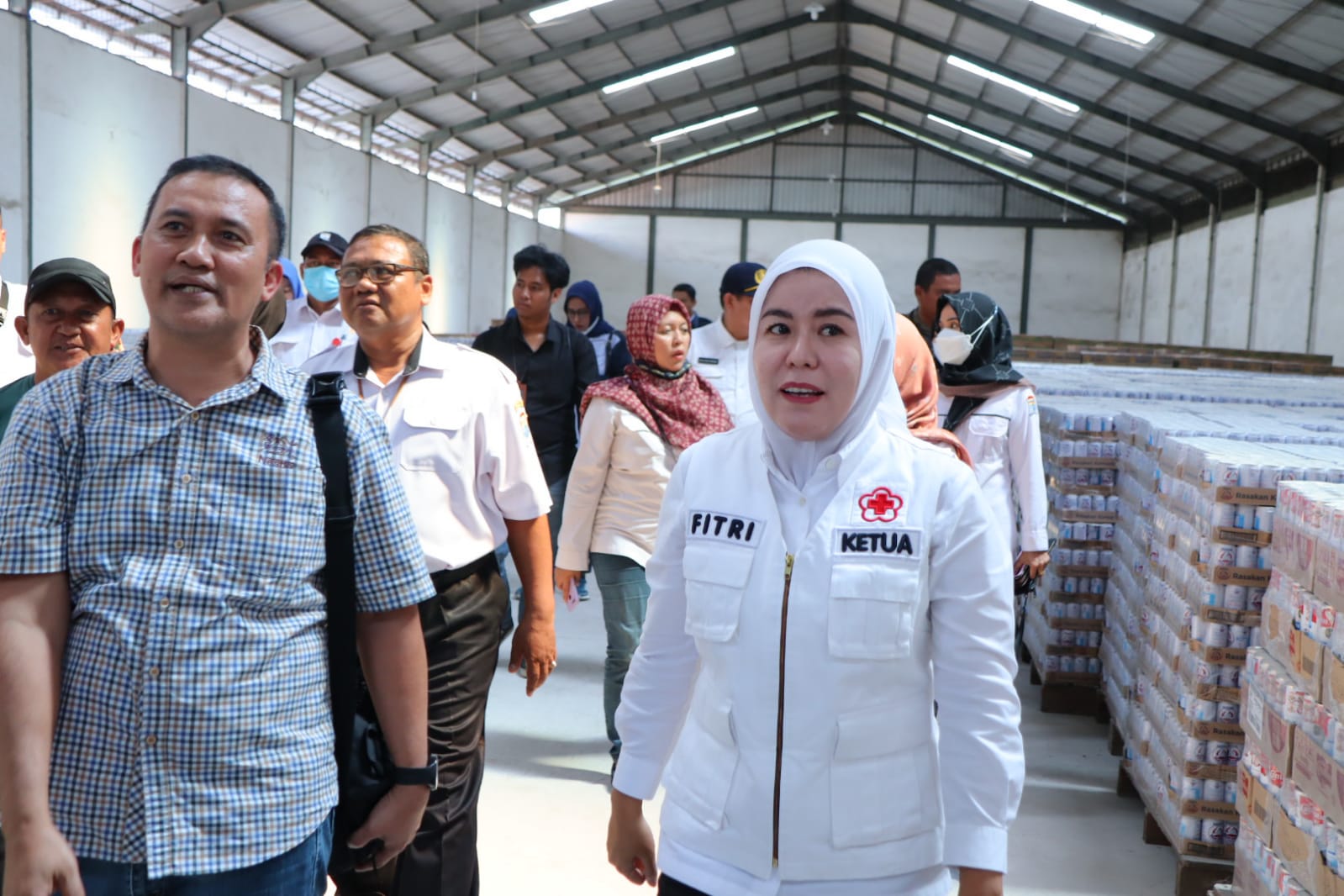Wakil Wali Kota Palembang, Fitrianti Agustinda (kanan) dan BPOM melakukan sidak ketersediaan bahan pangan jelang Nataru.