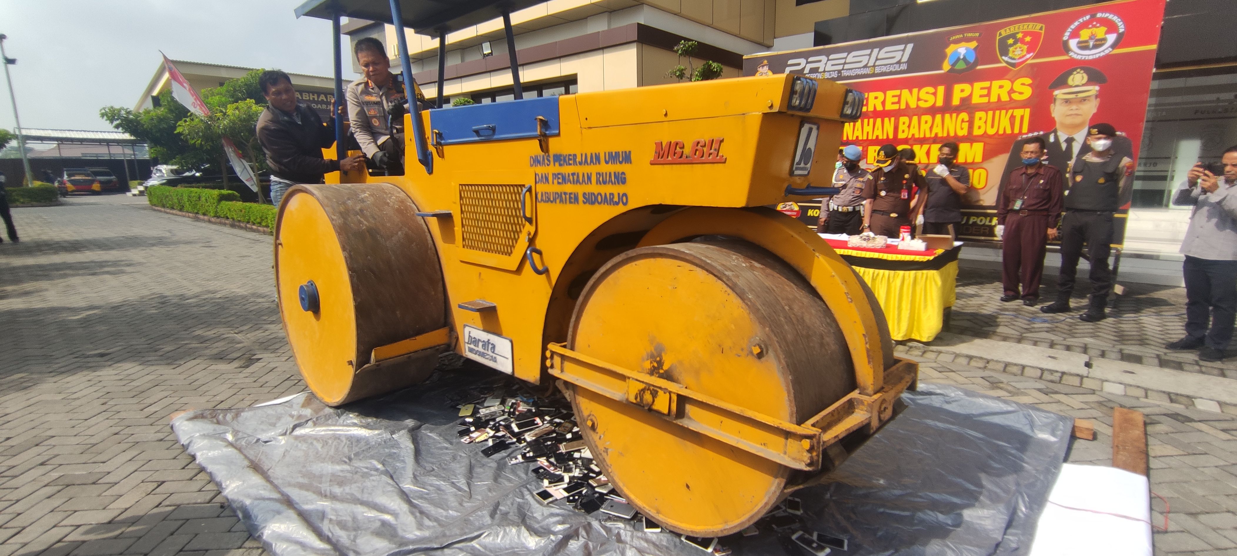 Polres Sidoarjo memunaskan ponsel yang tidak memiliki nomor IMEI.