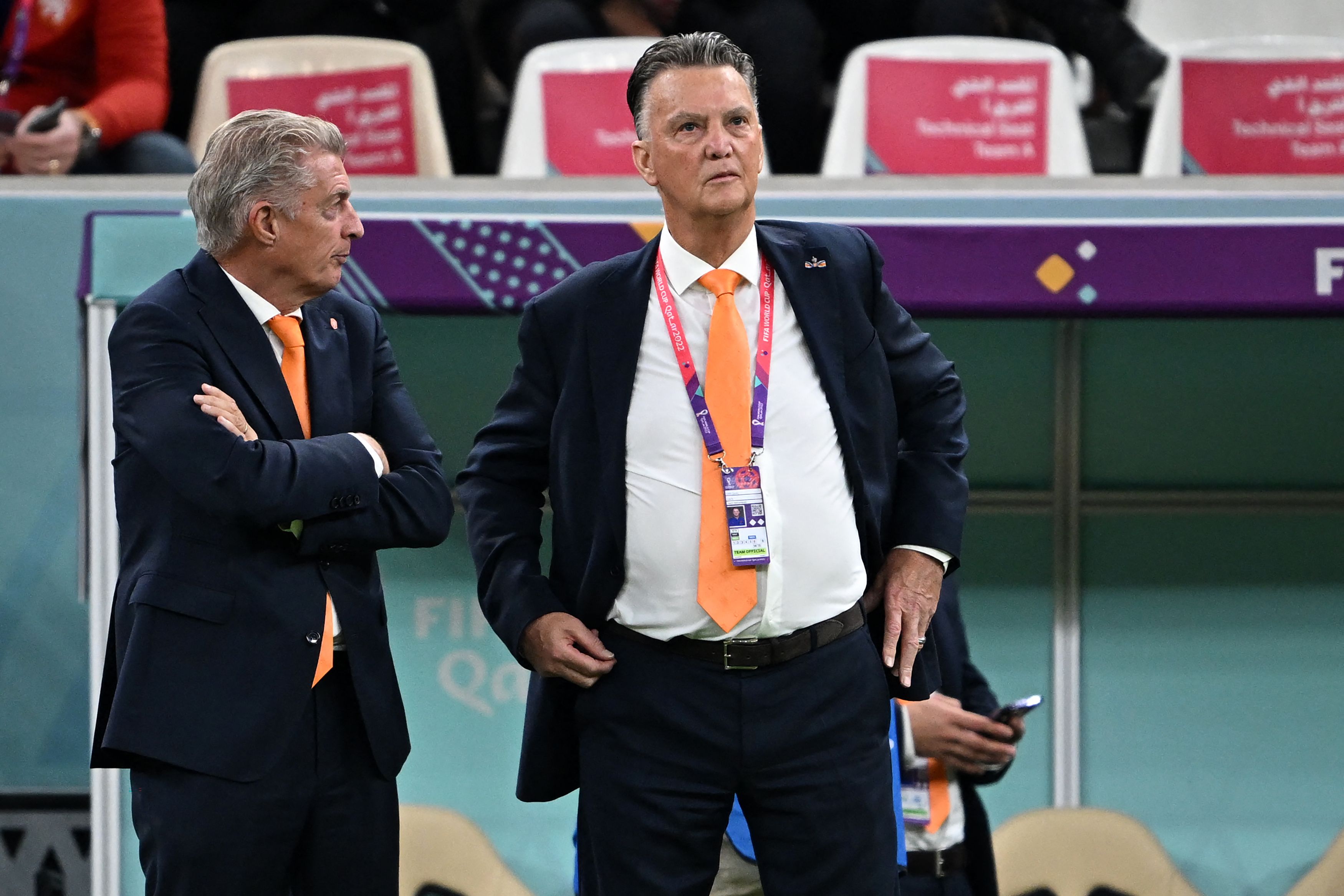 Pelatih timnas Belanda Louis van Gaal (kanan)