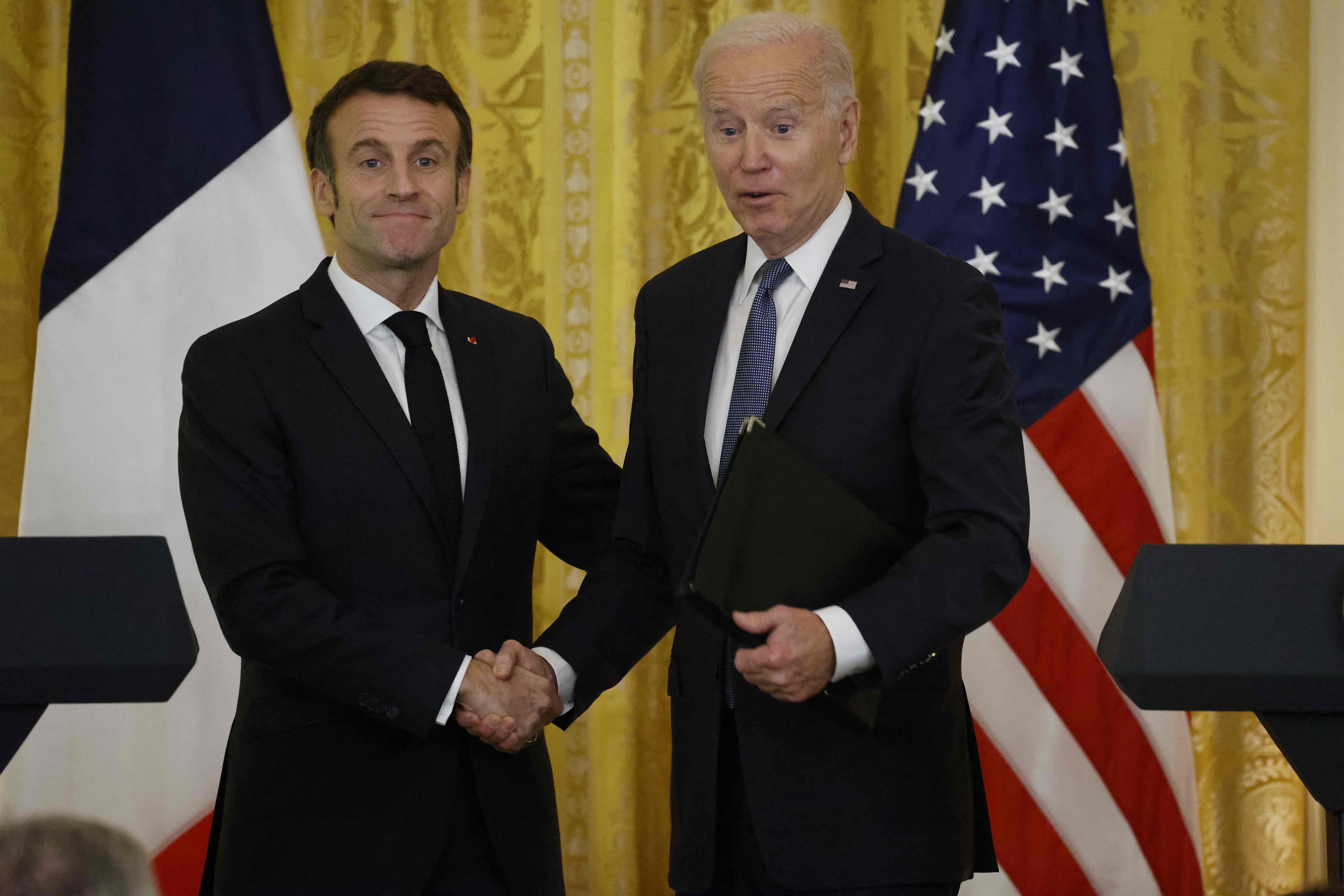Presiden AS Joe Biden (kanan) berjabat tangan dengan Presiden Prancis Emmanuel Macron