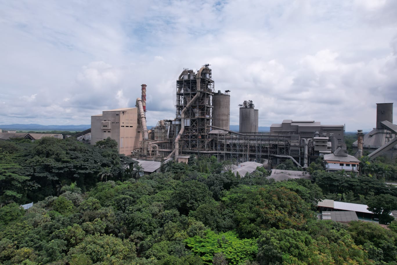 Fasilitas pabrik semen terintegrasi PT Solusi Bangun Indonesia