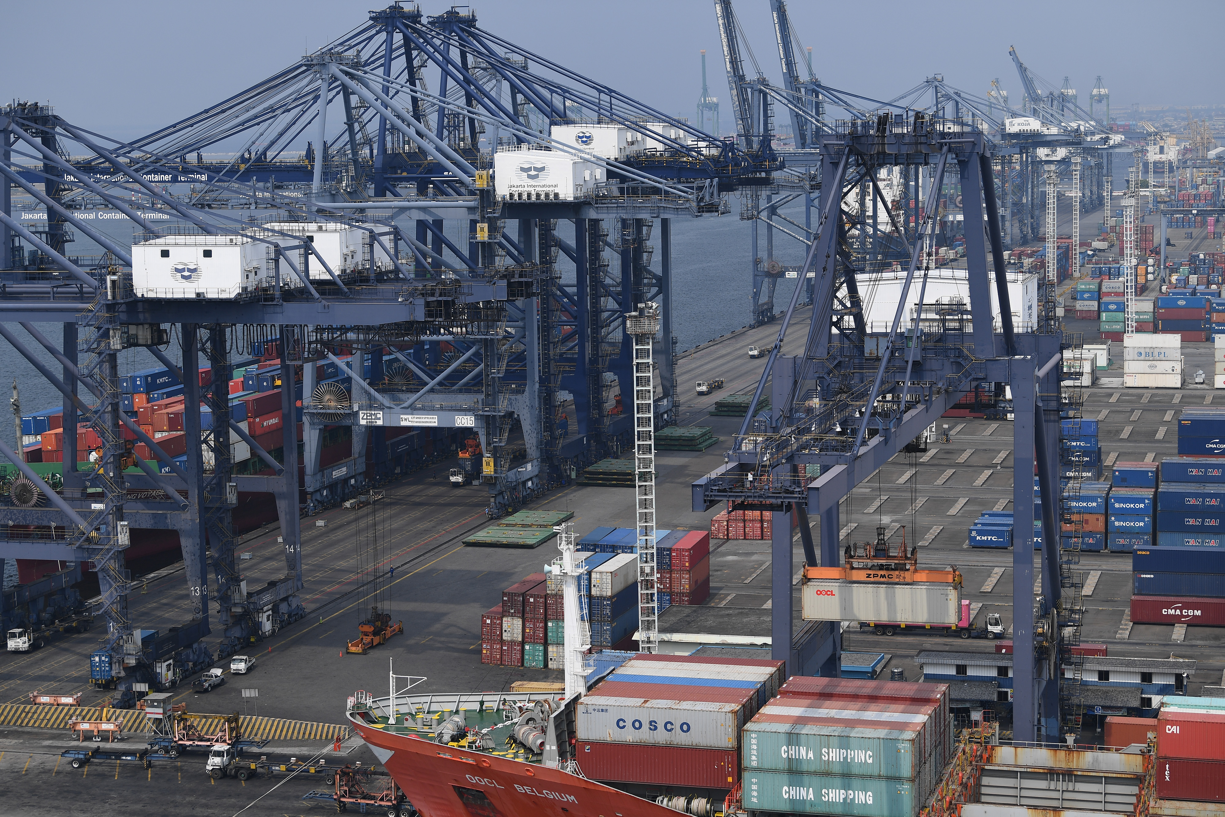  Suasana bongkar muat peti kemas di Pelabuhan Tanjung Priok, Jakarta Utara.