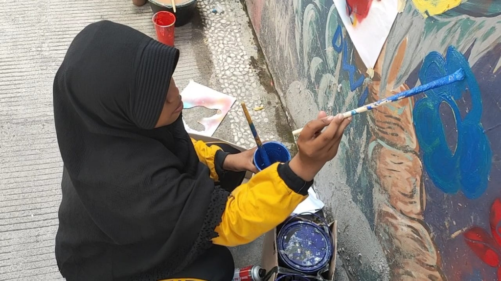 Anak-anak Difabel belajar seni mural