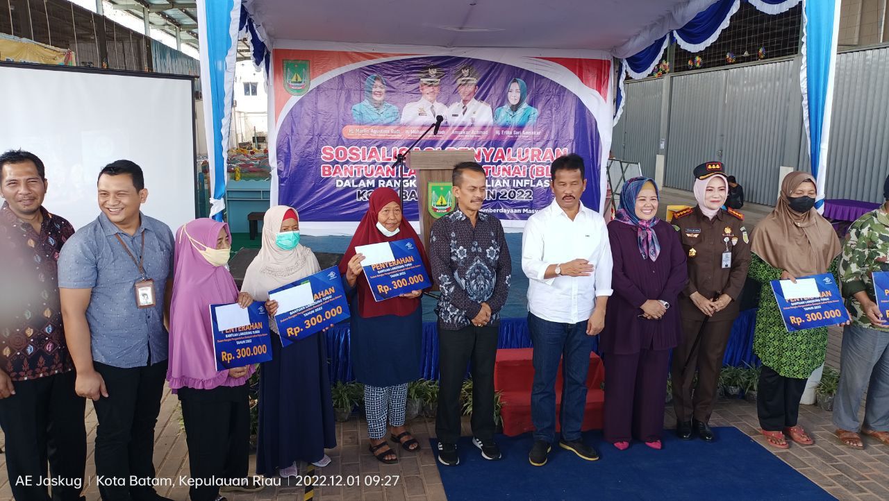 Penyaluran BLT daerah di Batam oleh PT Pos Indonesia