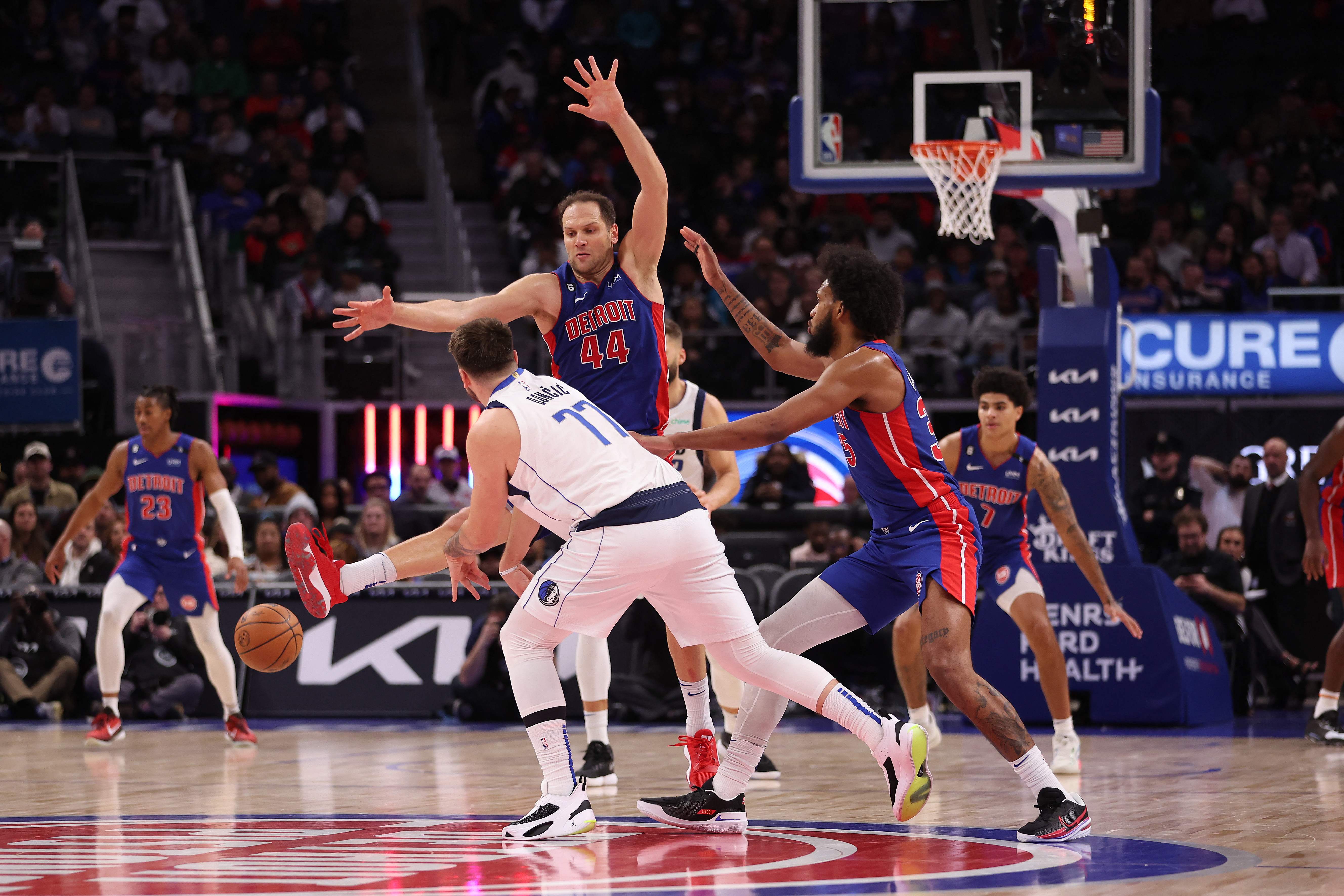 Laga NBA antara Detroit Pistons dan Dallas Mavericks