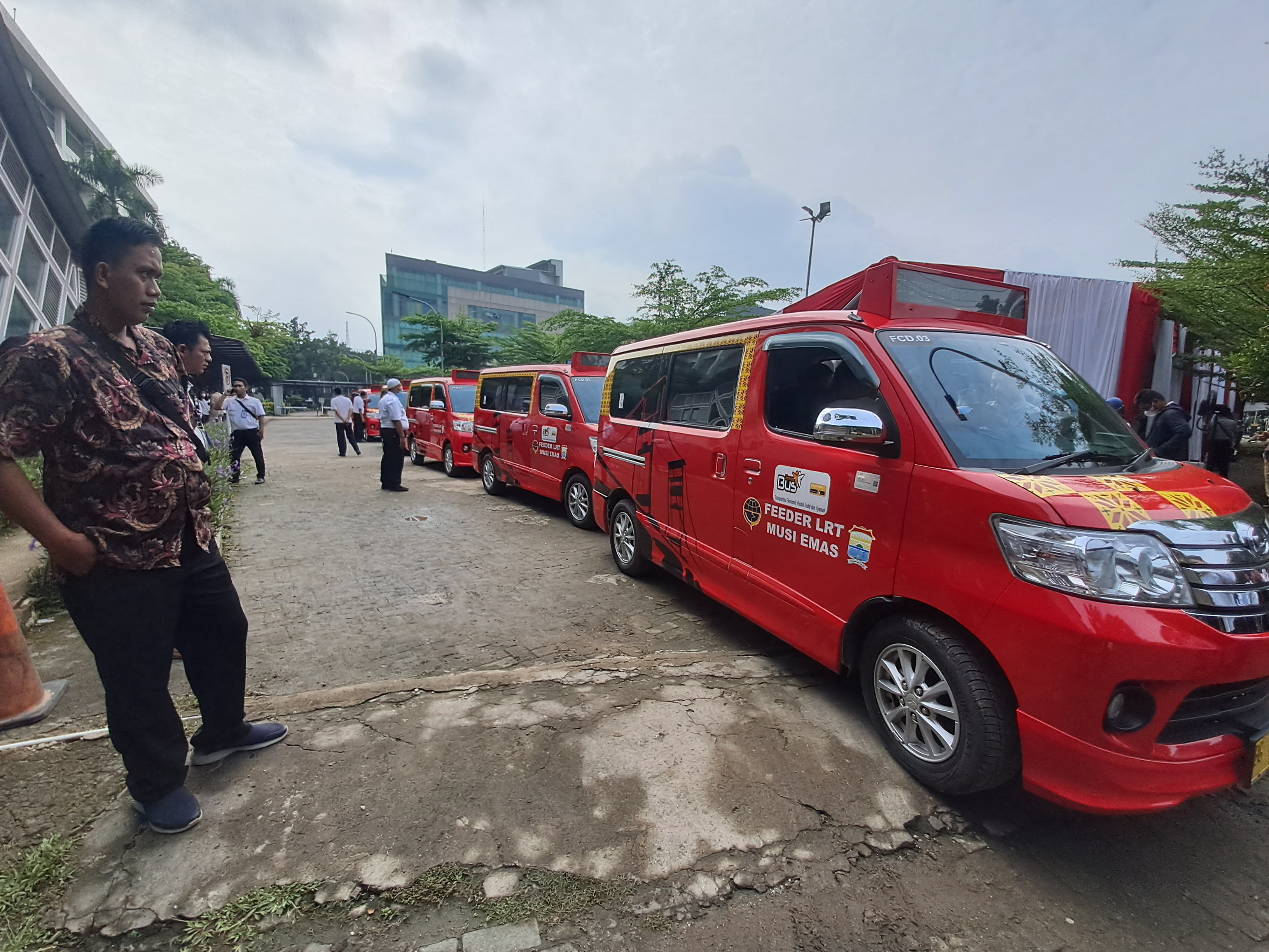 Kemenhub RI menambah lima layanan feeder LRT Sumsel, dimana sebelumnya ada 2 feeder. Saat ini total kendaraan untuk layanan feeder LRT ini s