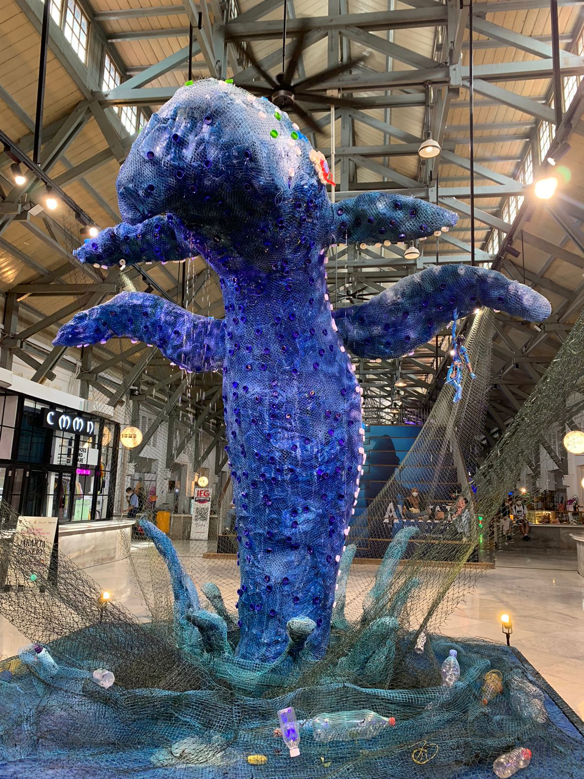 Instalasi paus Pandora karya Alex Abbad