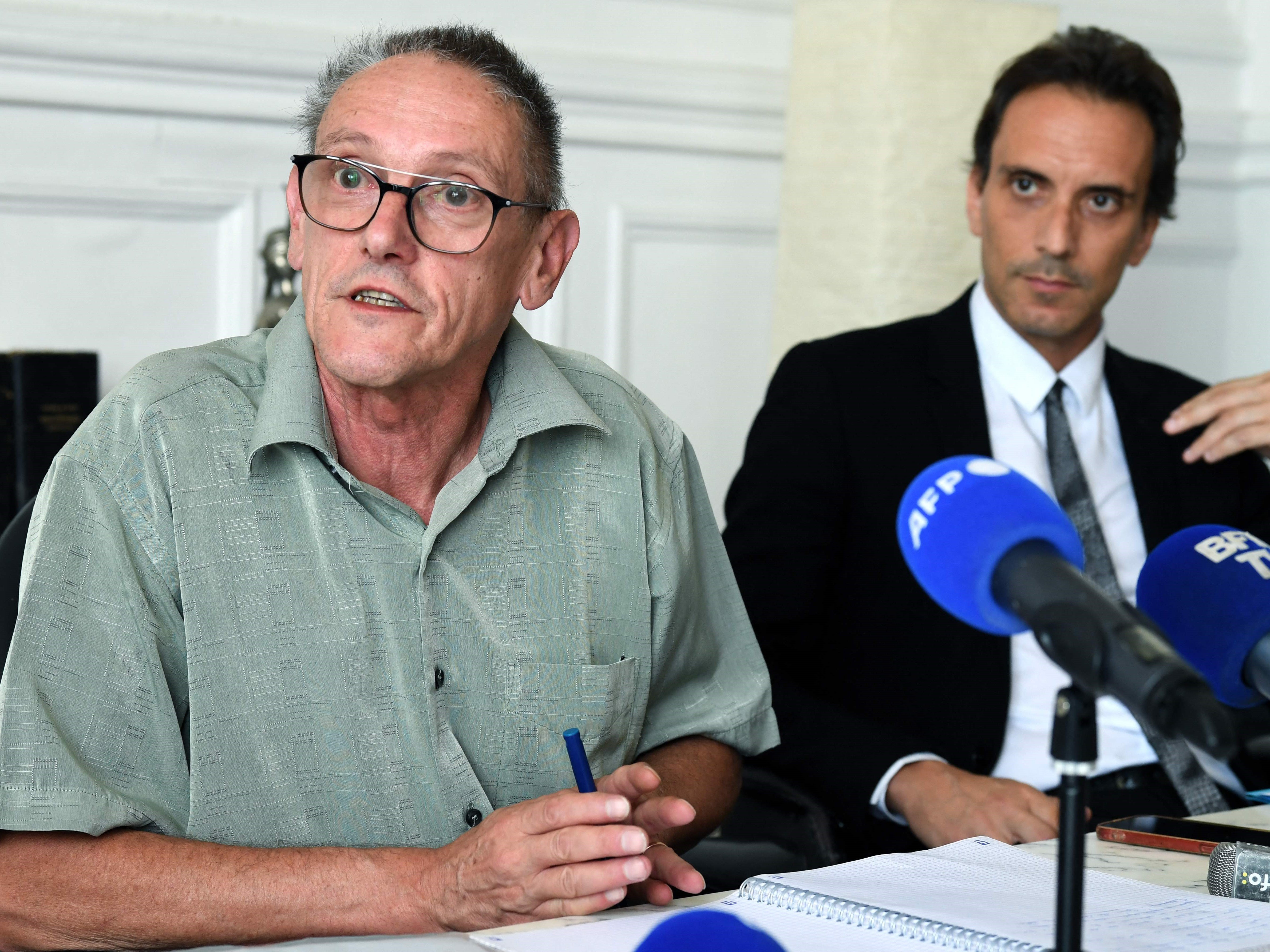 Paul Raoult (kiri), ayah dari Sebastien Raoult yang ditahan, dan pengacaranya Philippe Ohayon (kanan).