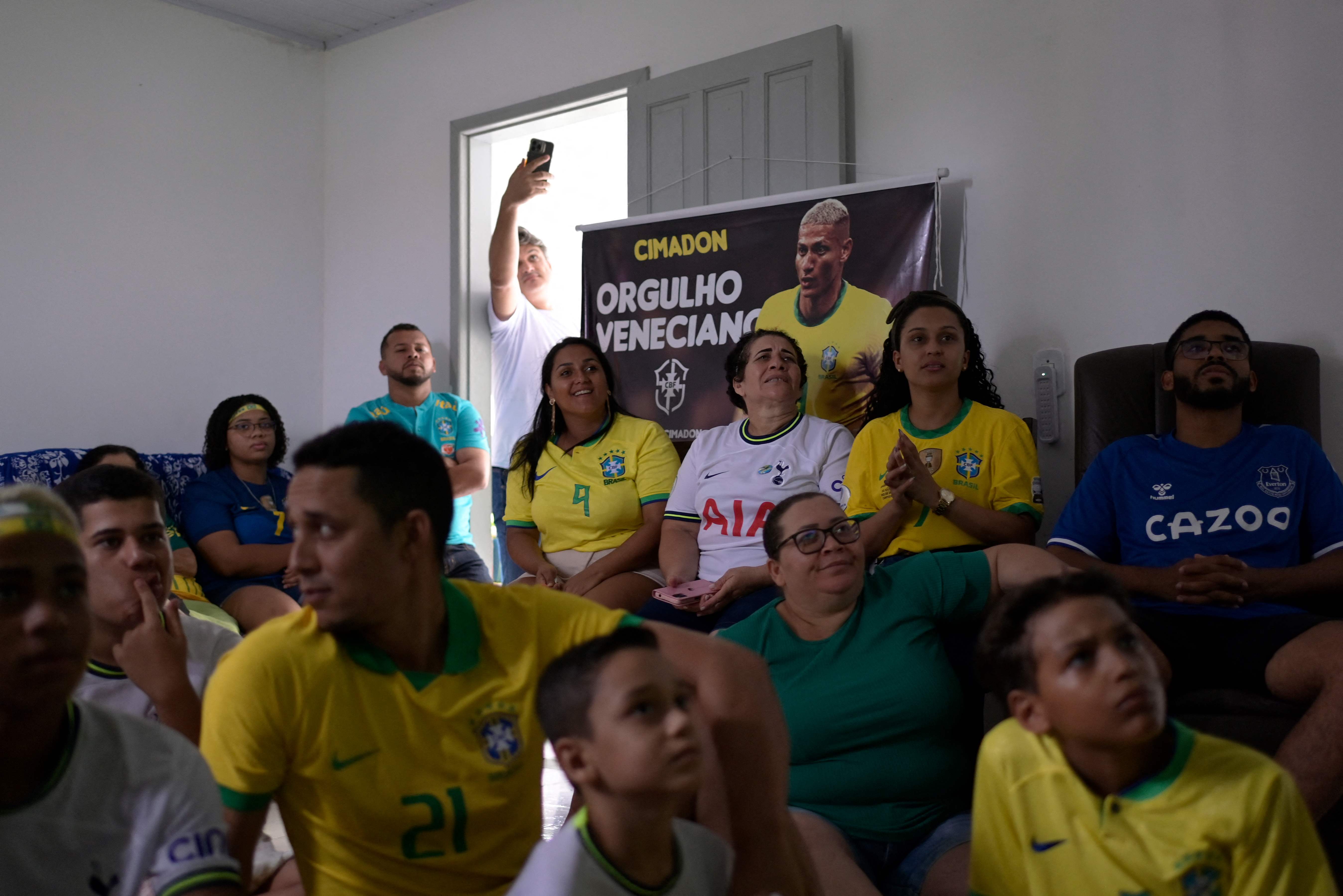Keluarga Richarlison nonton bareng laga perempat final Piala Dunia 2022 antara Brasil dan Kroasia. 