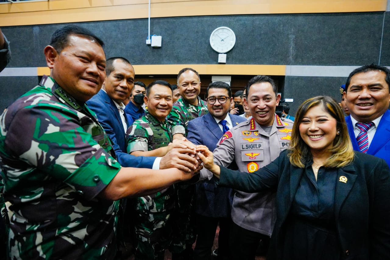 Kapolri Jenderal Listyo Sigit Prabowo turut mendampingi Kepala Staf Angkatan Laut Laksamana Yudo Margono menjalani fit and proper test.