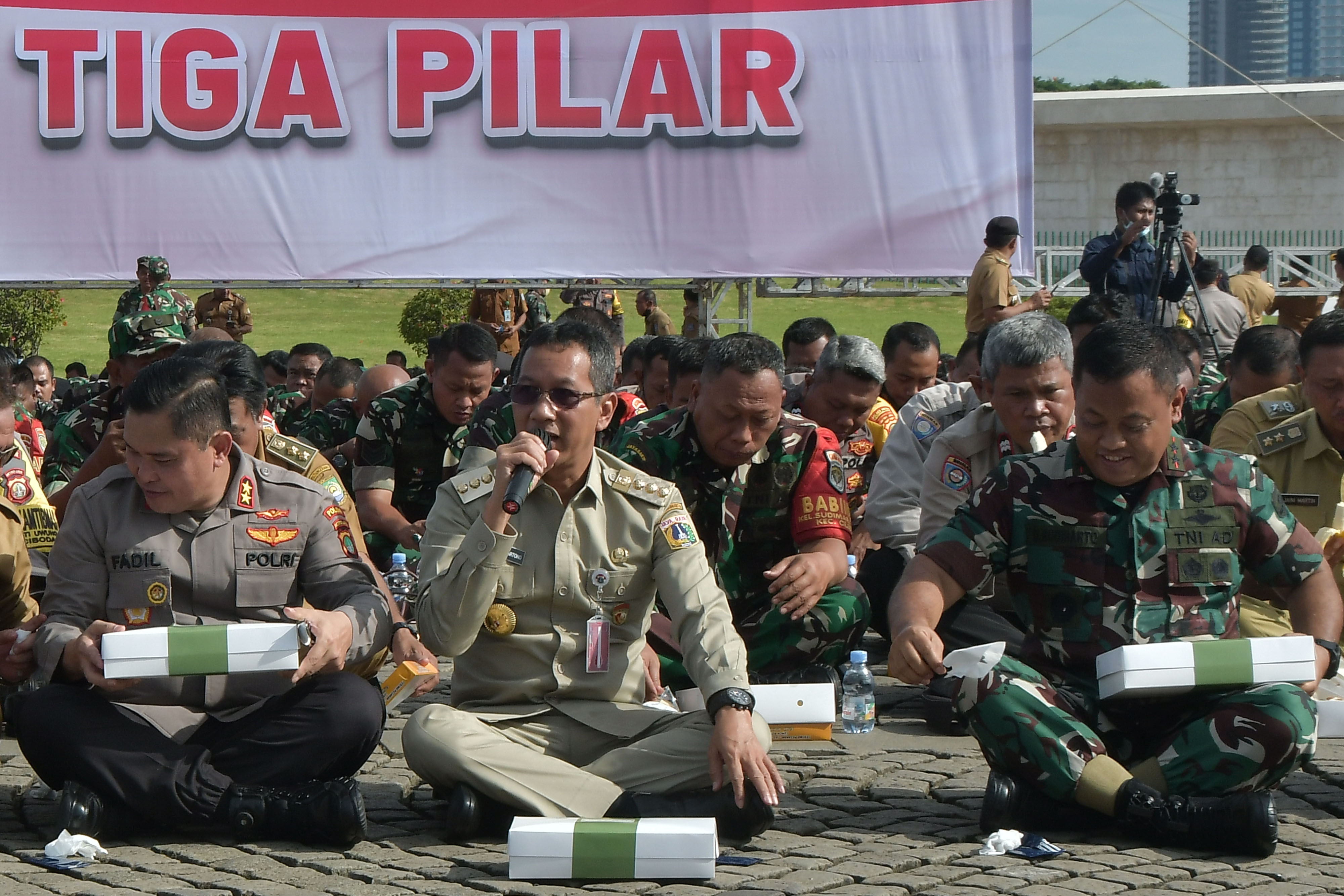 Pj Gubernur DKI Jakarta Heru Budi Hartono (tengah)