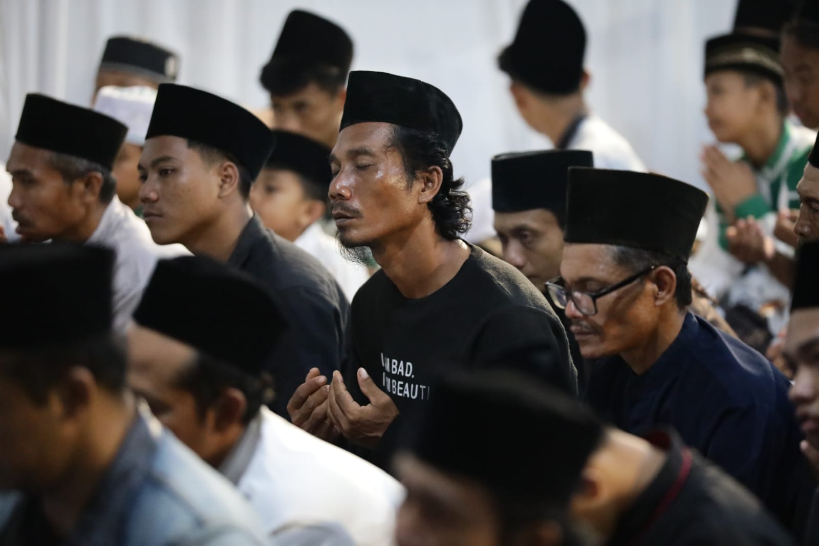Do'a bersama untuk negeri bersama puluhan tamu undangan dan ratusan santri yang hadir dalam 'Deklarasi Gus-Gus Nusantara Untuk Ganjar Pranow