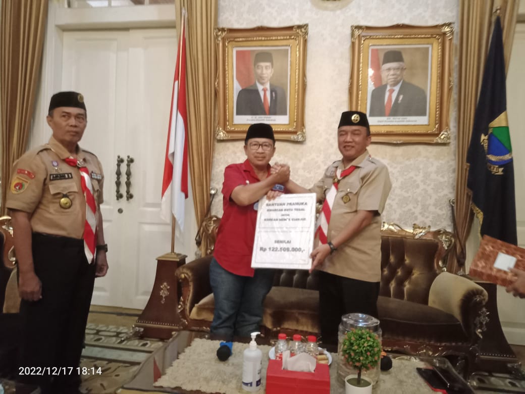 Pengurus Pramuka Kota Tegal menyerahkan bantuan tenda kepada Bupati Cianjur Herman Suherman