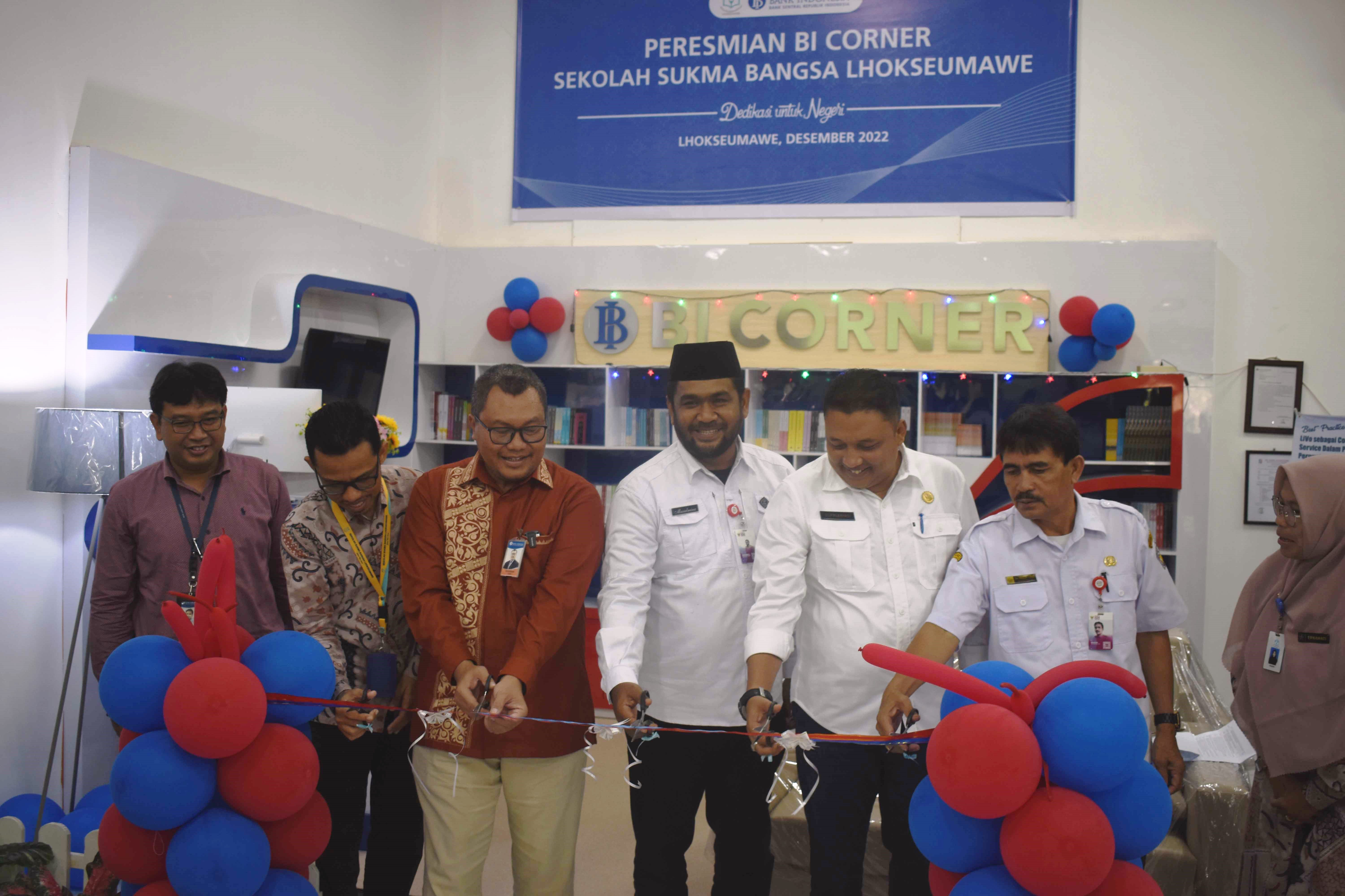 Acara pemotongan pita peresmian BI Corner sumbangan Bank Indonesia untuk Sekolah Sukma Bangsa Lhokseumawe Aceh, Rabu (21/12).