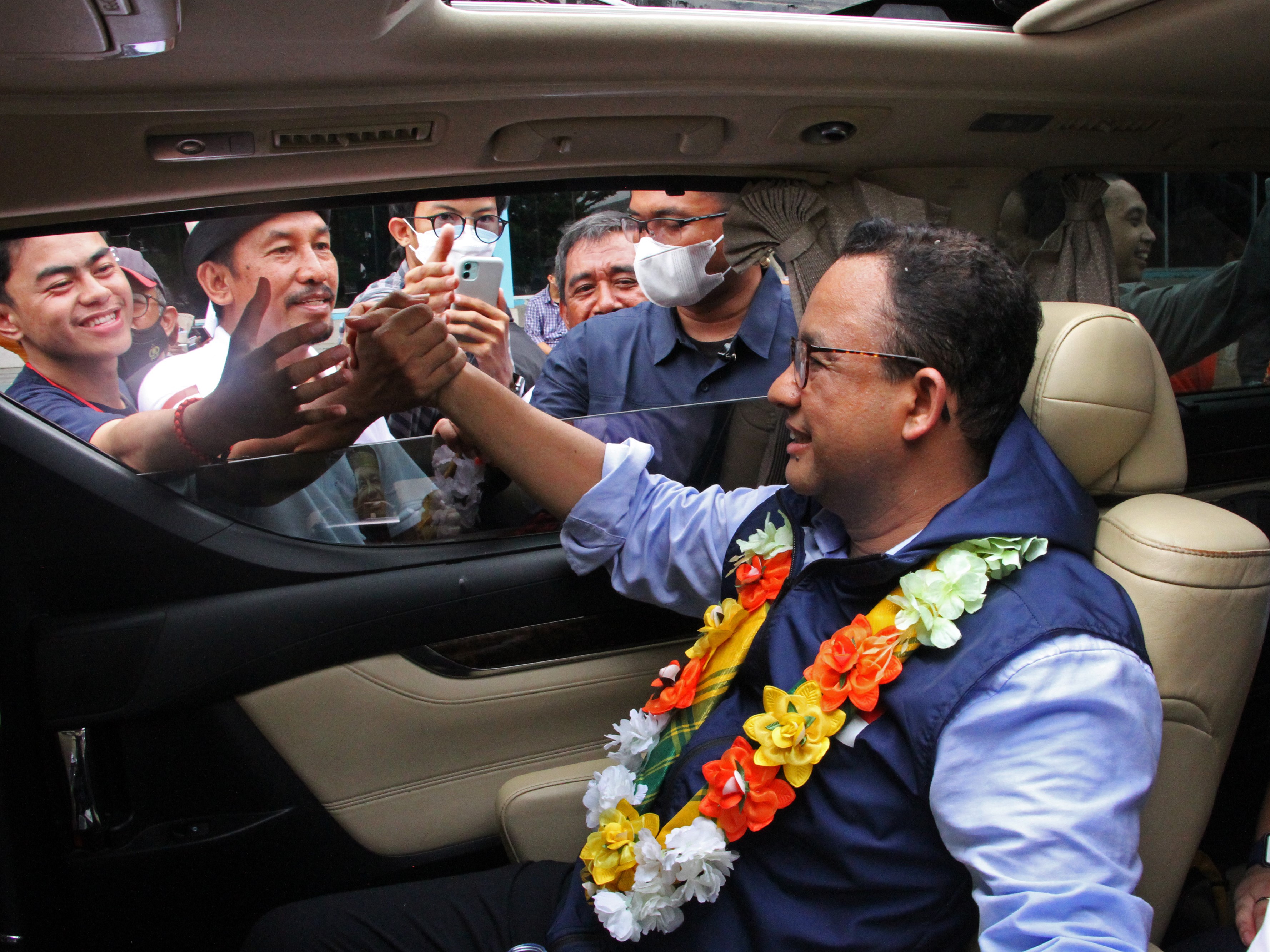 Bakal calon presiden dari Partai NasDem Anies Rasyid Baswedan (kanan) bersalaman dengan relawan saat menghadiri rapat akbar dan kader.