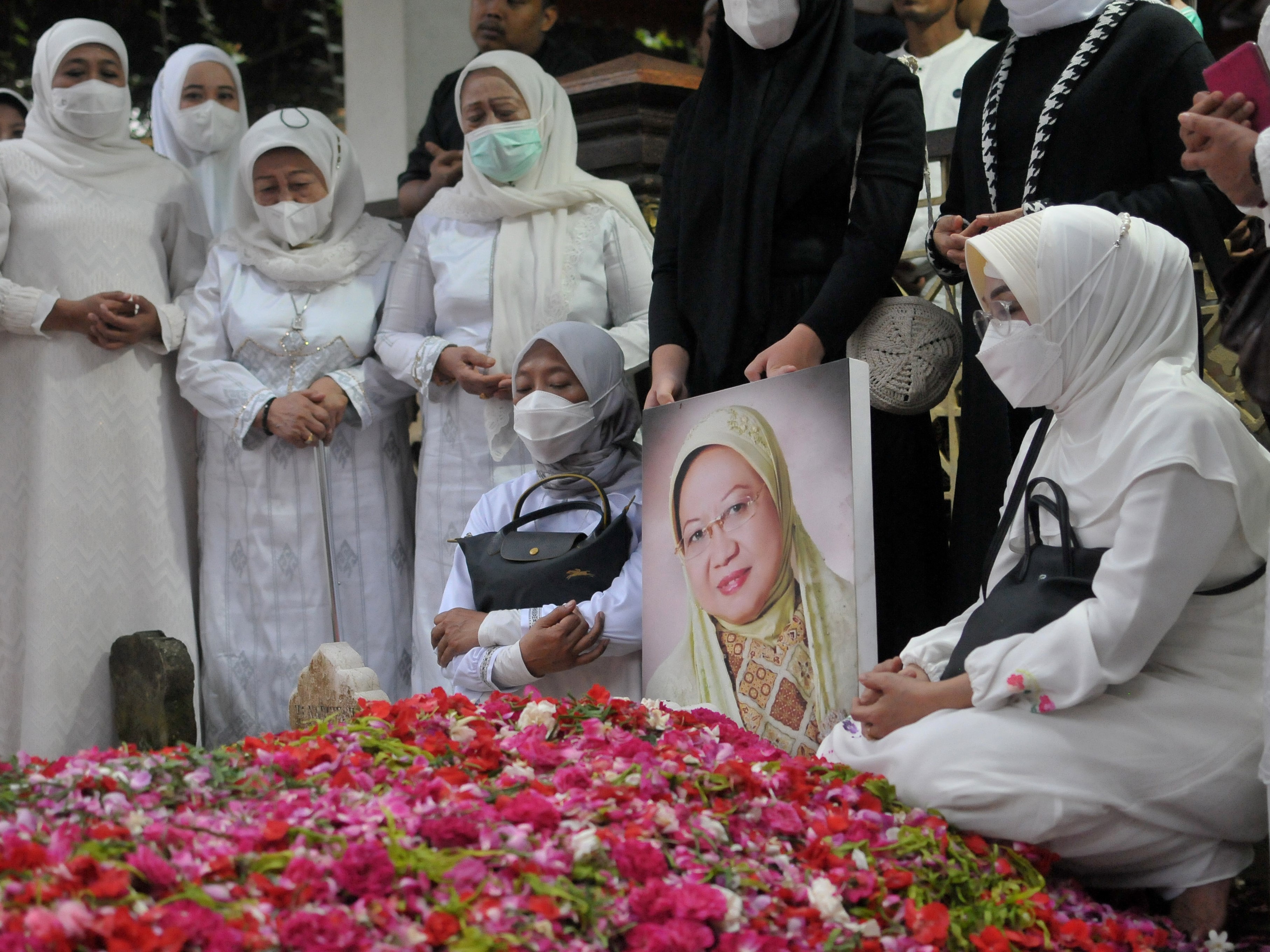 Keluarga memanjatkan doa di makam Nyai Lily Khodijah Wahid di komplek pemakaman Pondok Pesantren Tebuireng, Kabupaten Jombang, Jawa Timur.