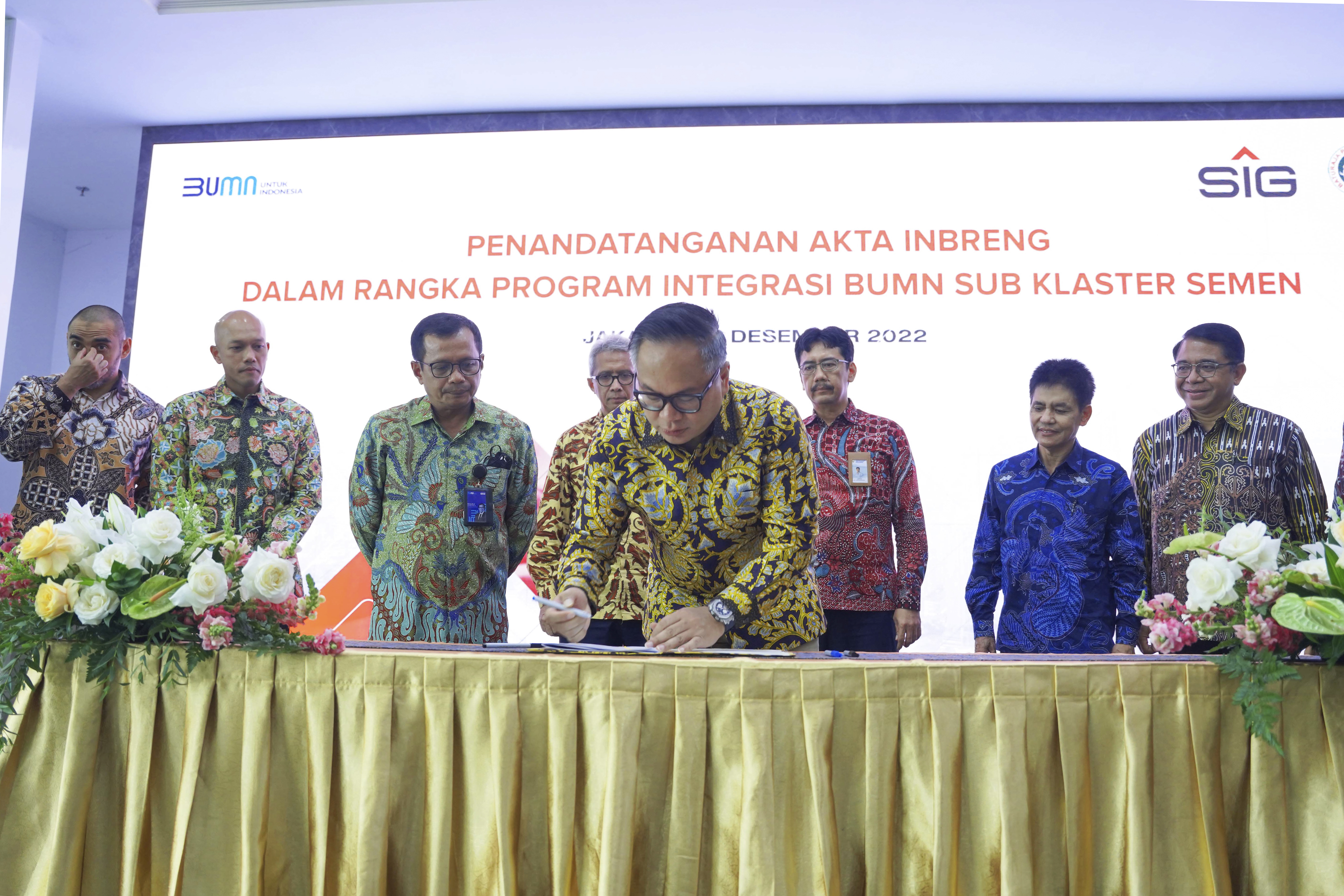 Wakil Menteri BUMN II Kartika Wirjoadmodjo menandatangi akte inbreng. 