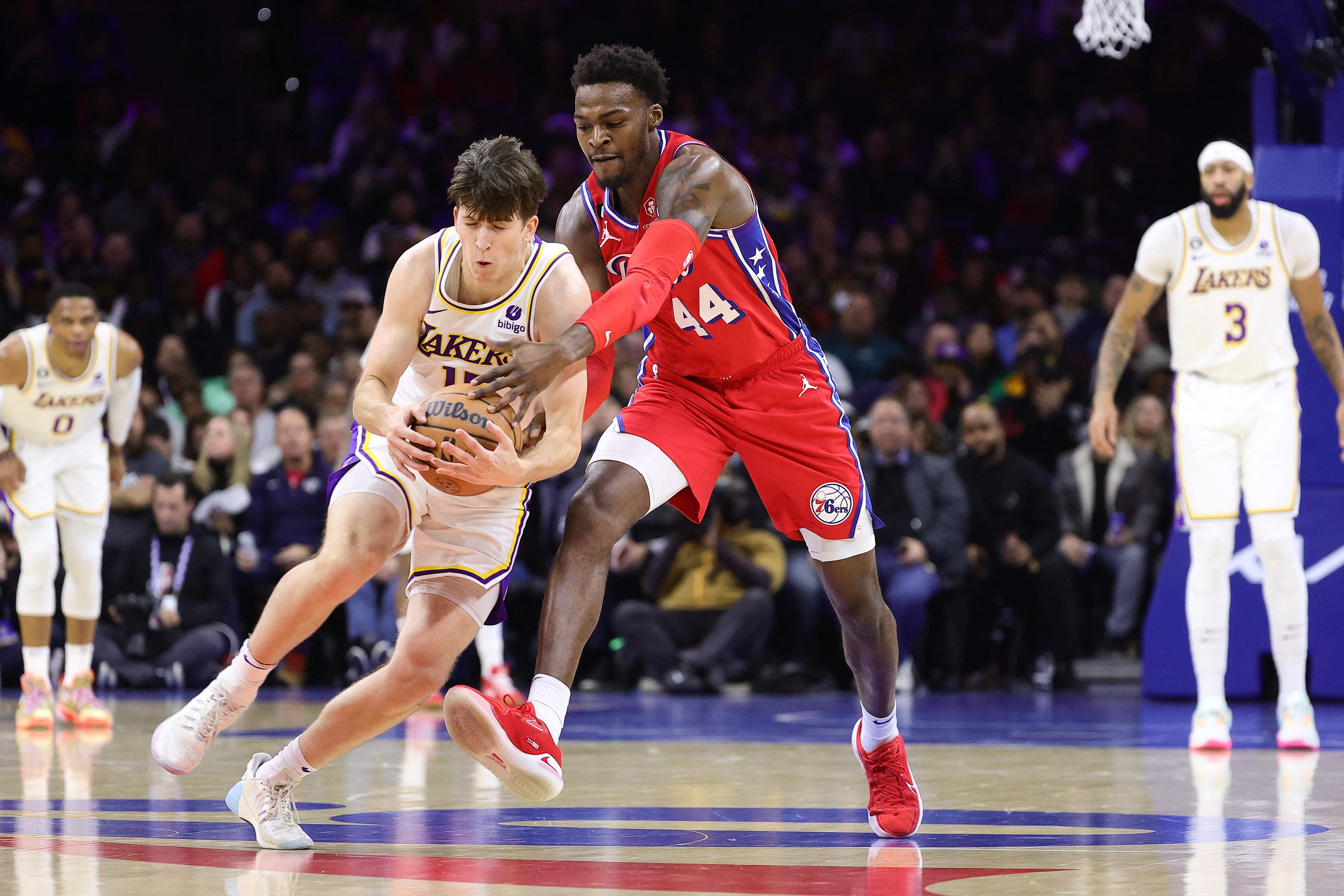 Laga NBA antara Philadelphia 76ers dan Los Angeles Lakers