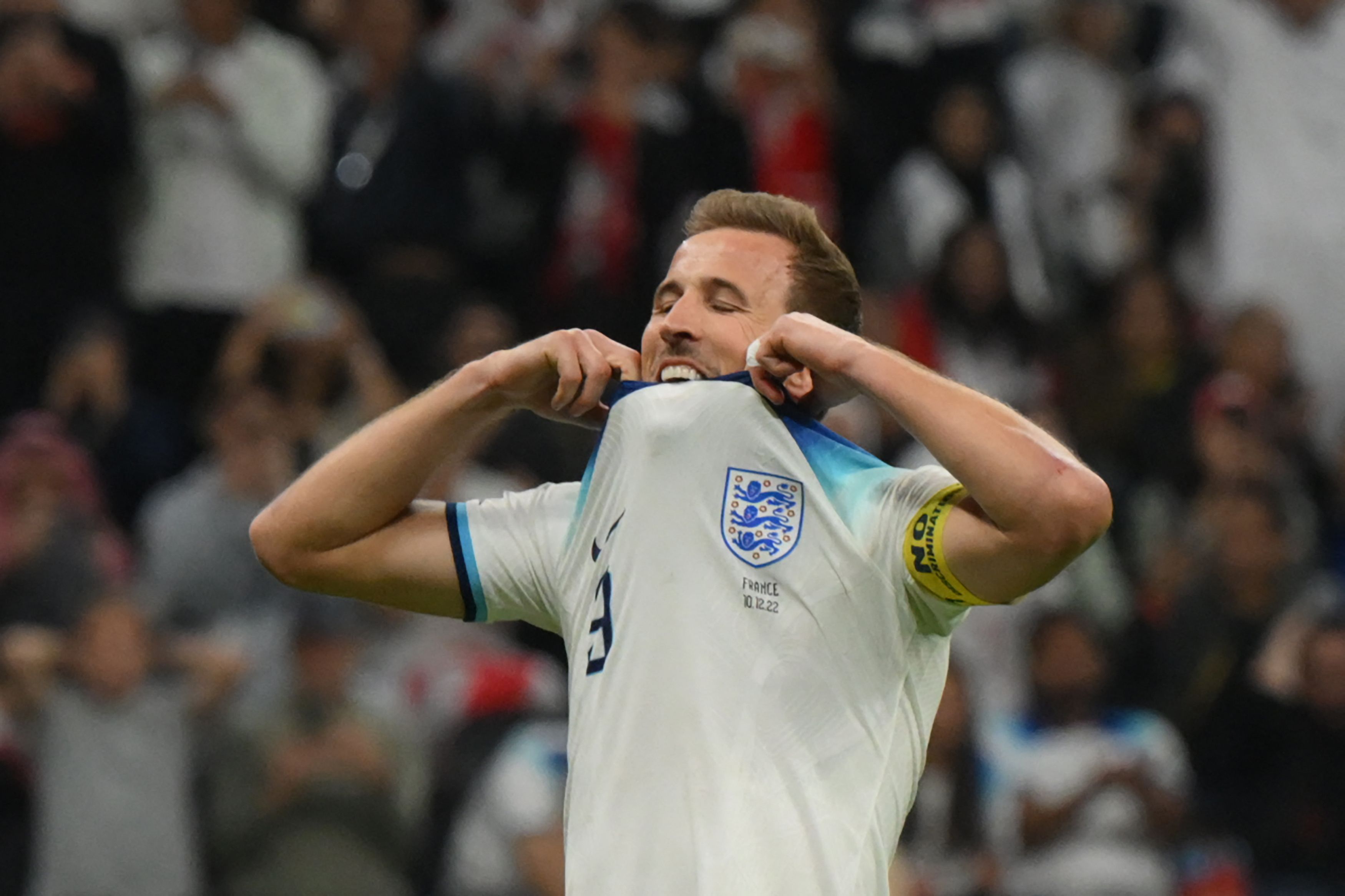 Ekspresi Harry Kane setelah tendangan penaltinya gagal menembus gawang Prancis di babak perempat final Piala Dunia 2022.
