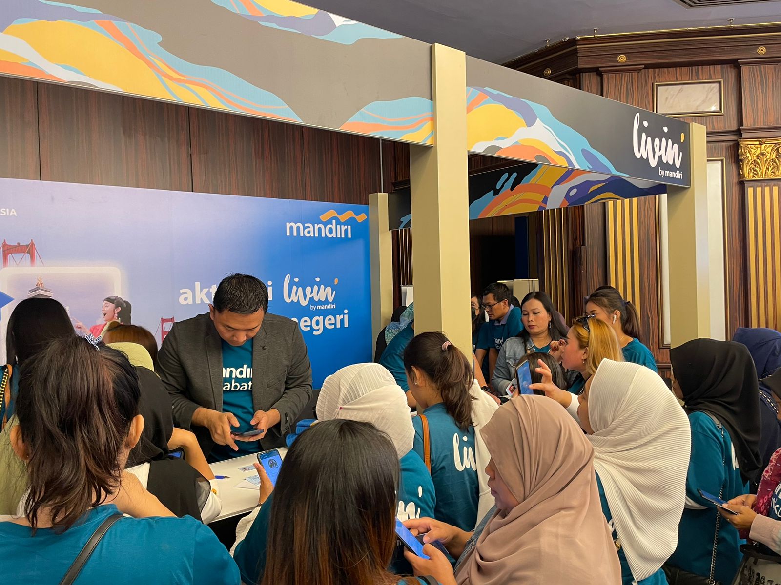 Bank Mandiri berkomitmen memberdayakan PMI di Dubai, Uni Emirat Arab, melalui program pengembangan kewirausahaan 'Mandiri Sahabatku'. 