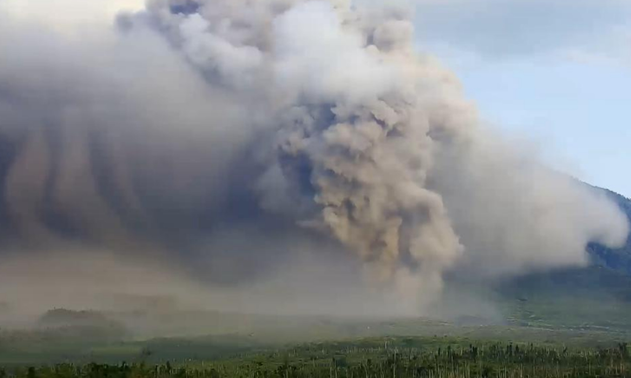 Gunung Semeru di Kabupaten Lumajang, Jawa Timur, erupsi pada Minggu (4/12).