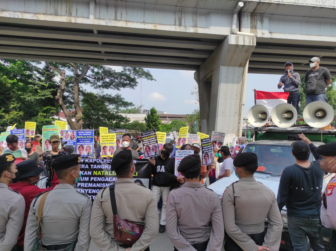 Mapolres Jakarta Barat didemo elemen masyarakat, Senin (5/12/2022), karena kecewa salah satu tersangka investasi bodong dinyatakan buron.