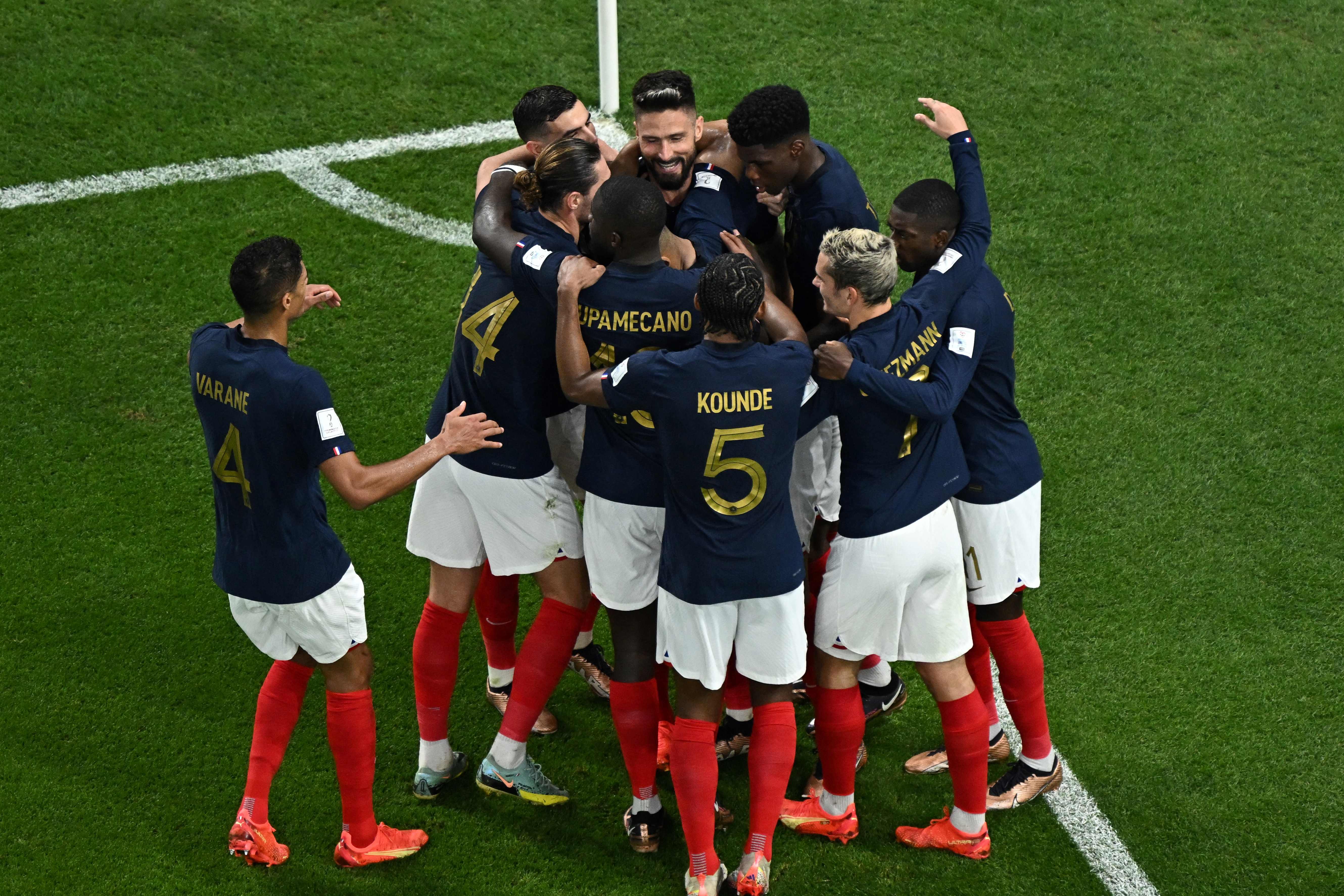 Para pemain Prancis merayakan gol pembuka yang dicetak Olivier Giroud ke gawang Polandia di laga 16 besar Piala Dunia 2022, Minggu (4/12).