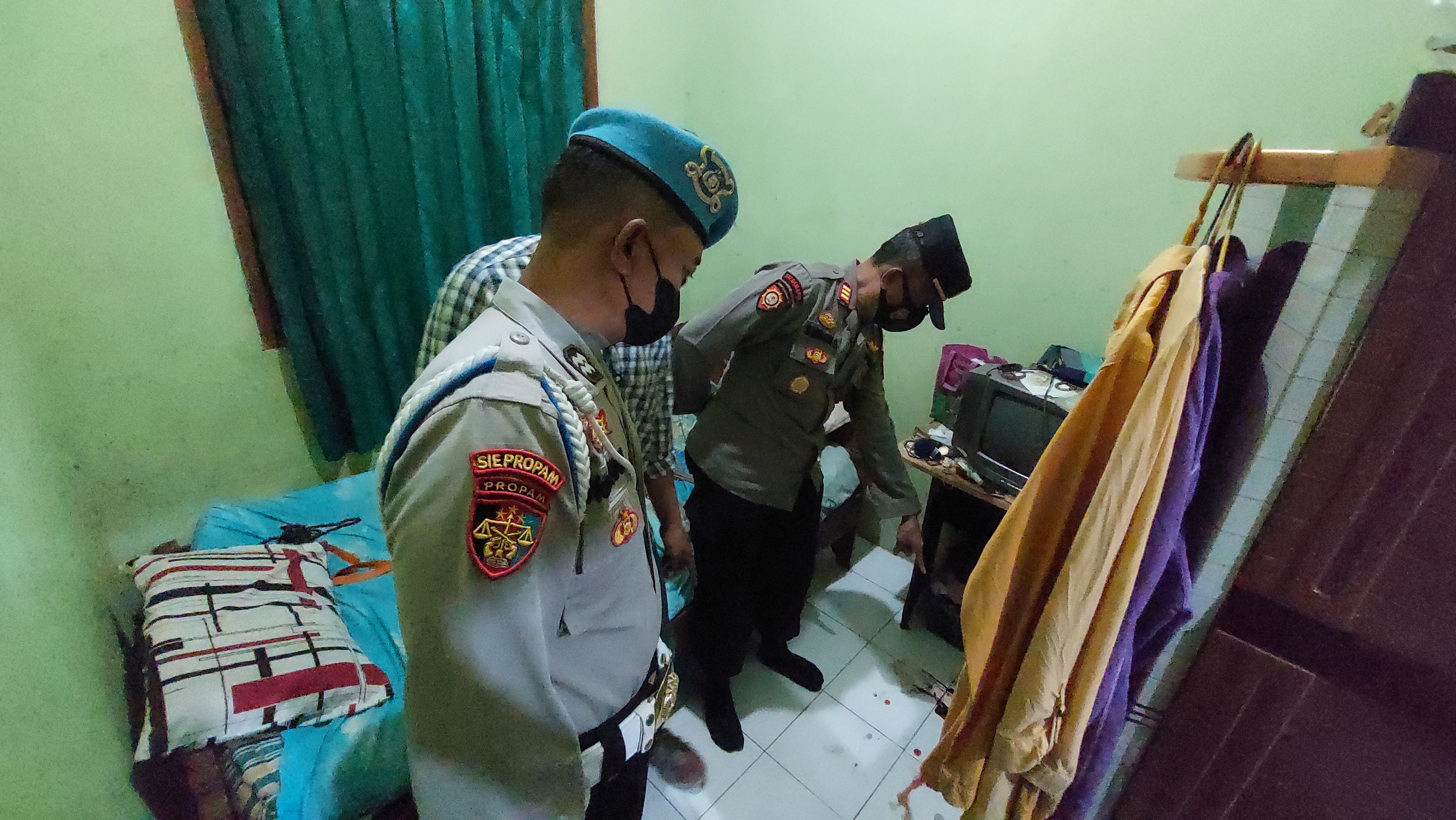 Polsek Jekulo saat melakukan olah TKP kasus pembunuhan anak terhadap ibu kandung di Desa Jekulo, Kecamatan Jekulo, Kudus, Selasa (27/12).