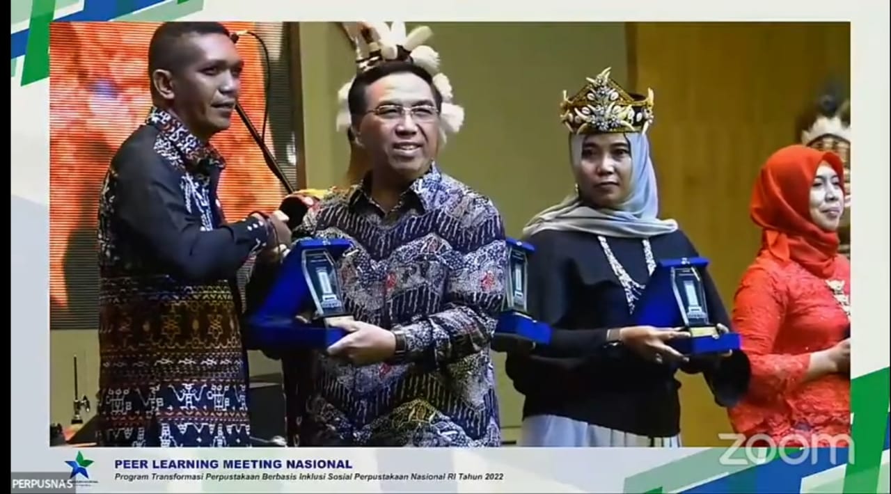 Kepala Dinas Kearsipan (DKP) Kabupaten Lembata, Apolonaris Apol Mayan menerima penghargaan Program Transformasi Perpustakaan