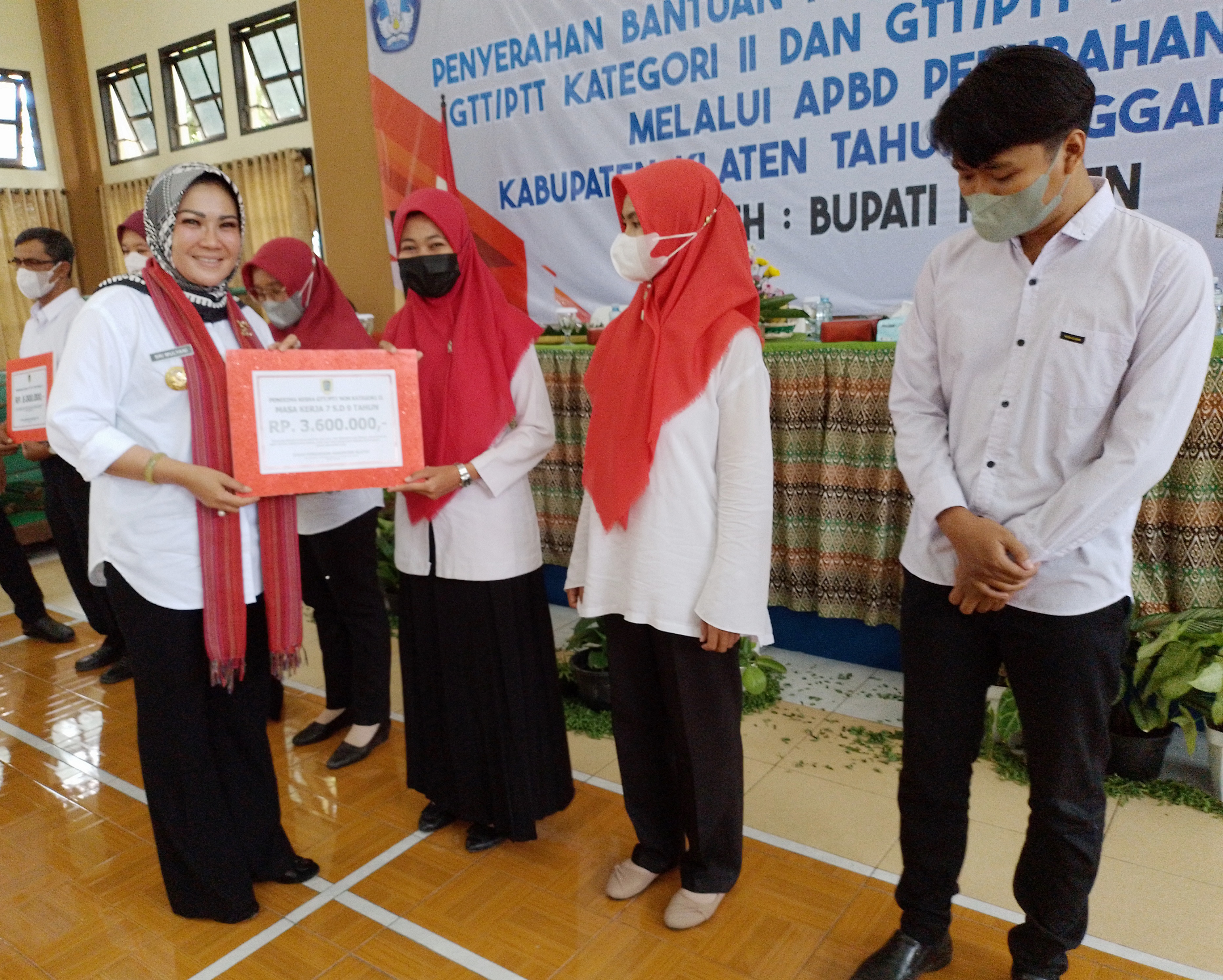 Bupati Klaten, Jawa Tengah, Sri Mulyani menyerahkan bantuan keuangan untuk guru tidak tetap dan pegawai tidak tetap